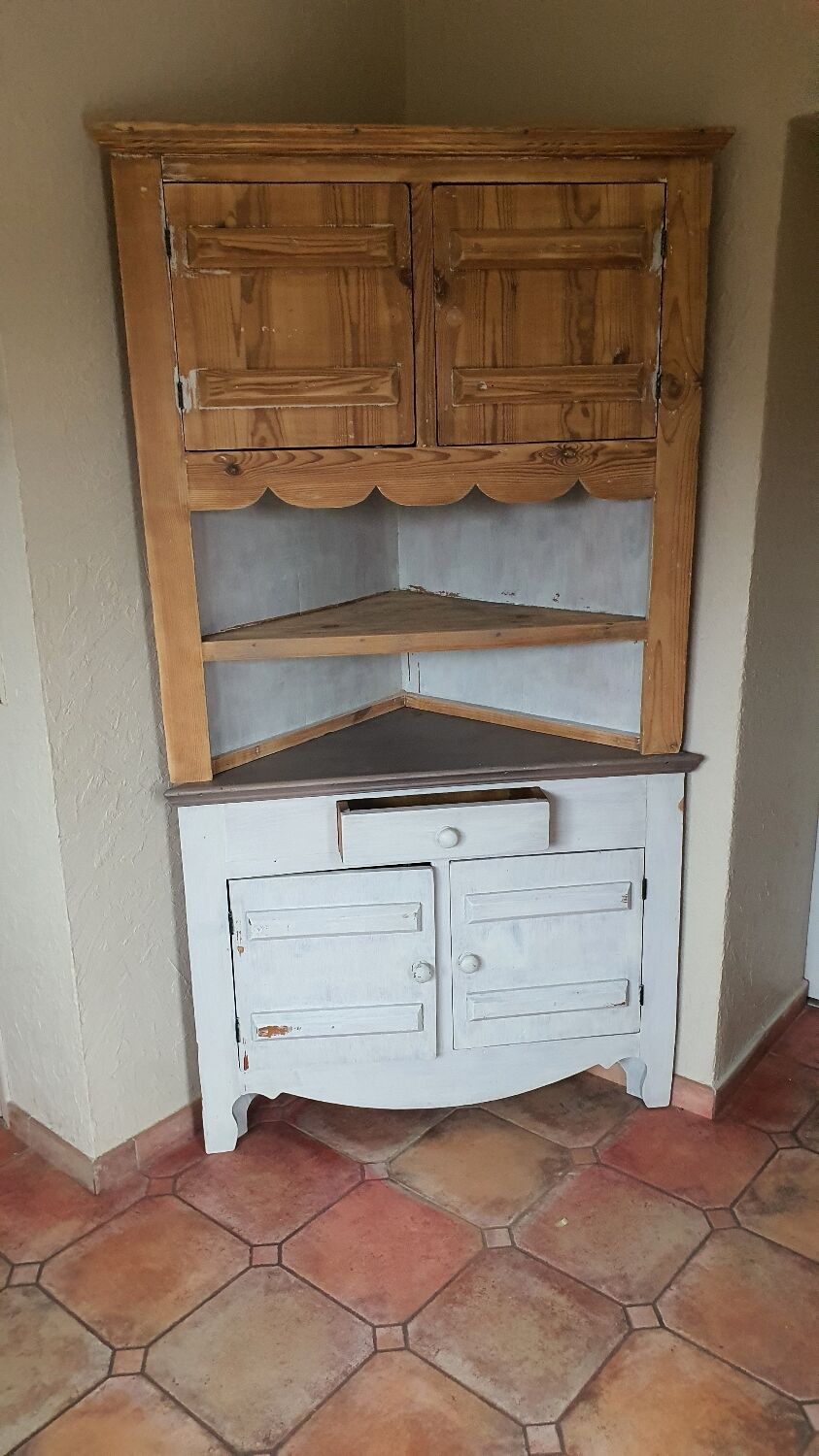 Corner cabinet