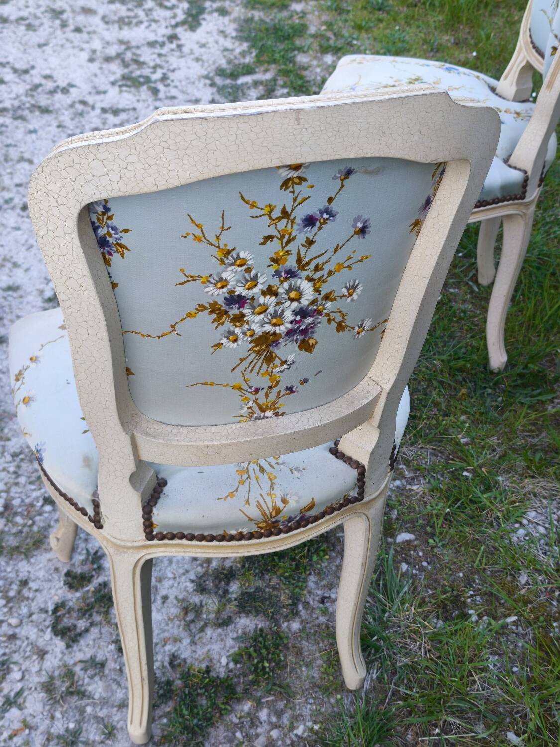 Paire de chaises cabriolet de style Louis XV patinées – tissu fleuri a