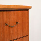 Commode vintage avec poignées métalliques