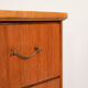 Commode vintage avec poignées métalliques