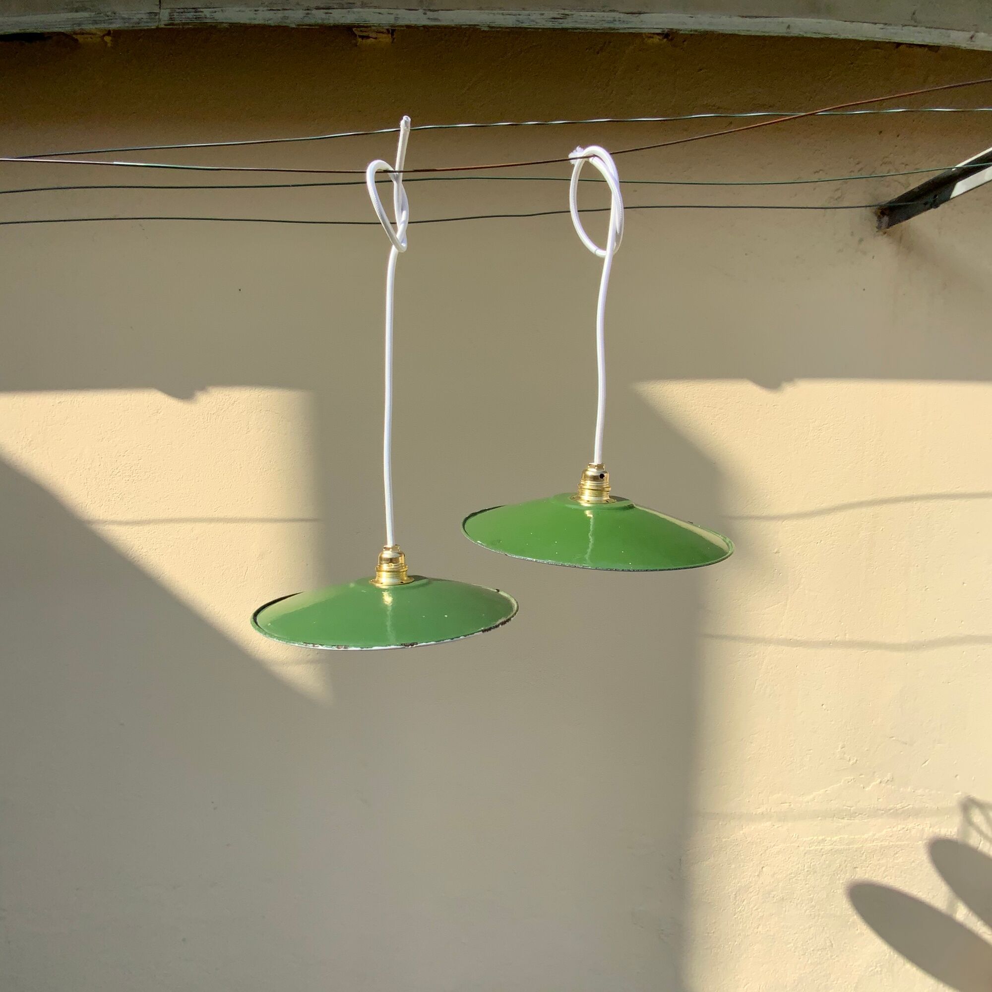 Pair of vintage suspension green and white enamelled sheet - 24 cm firm undue