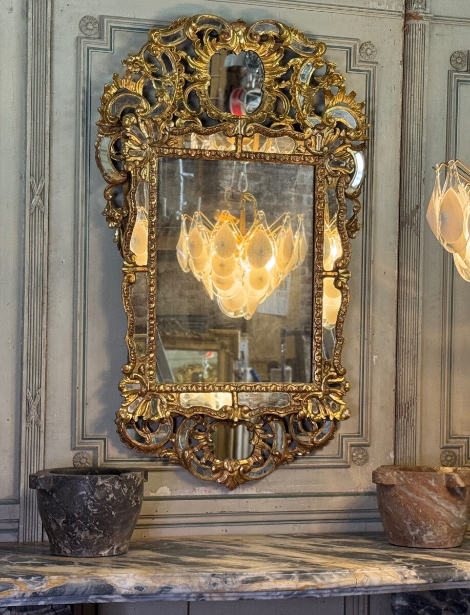 Miroir de style baroque en bois sculpté et doré, Empire Austro-hongrois, début XIXème siècle