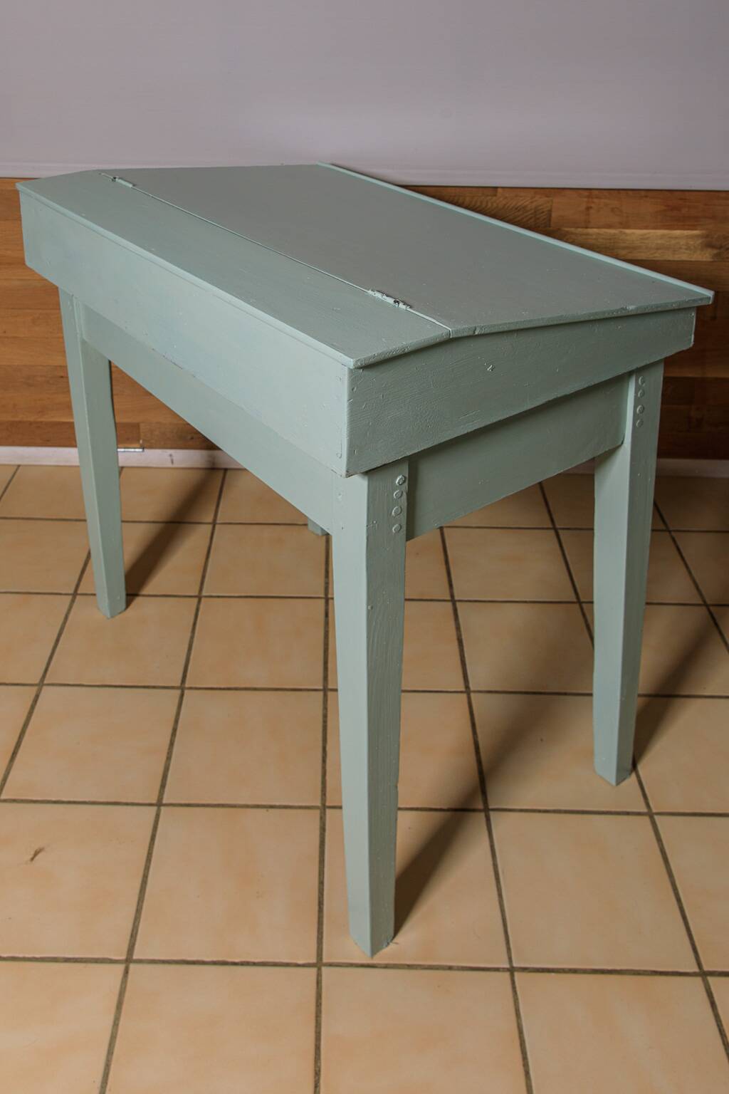 Revisited antique desk – larch green & chic jungle interior
