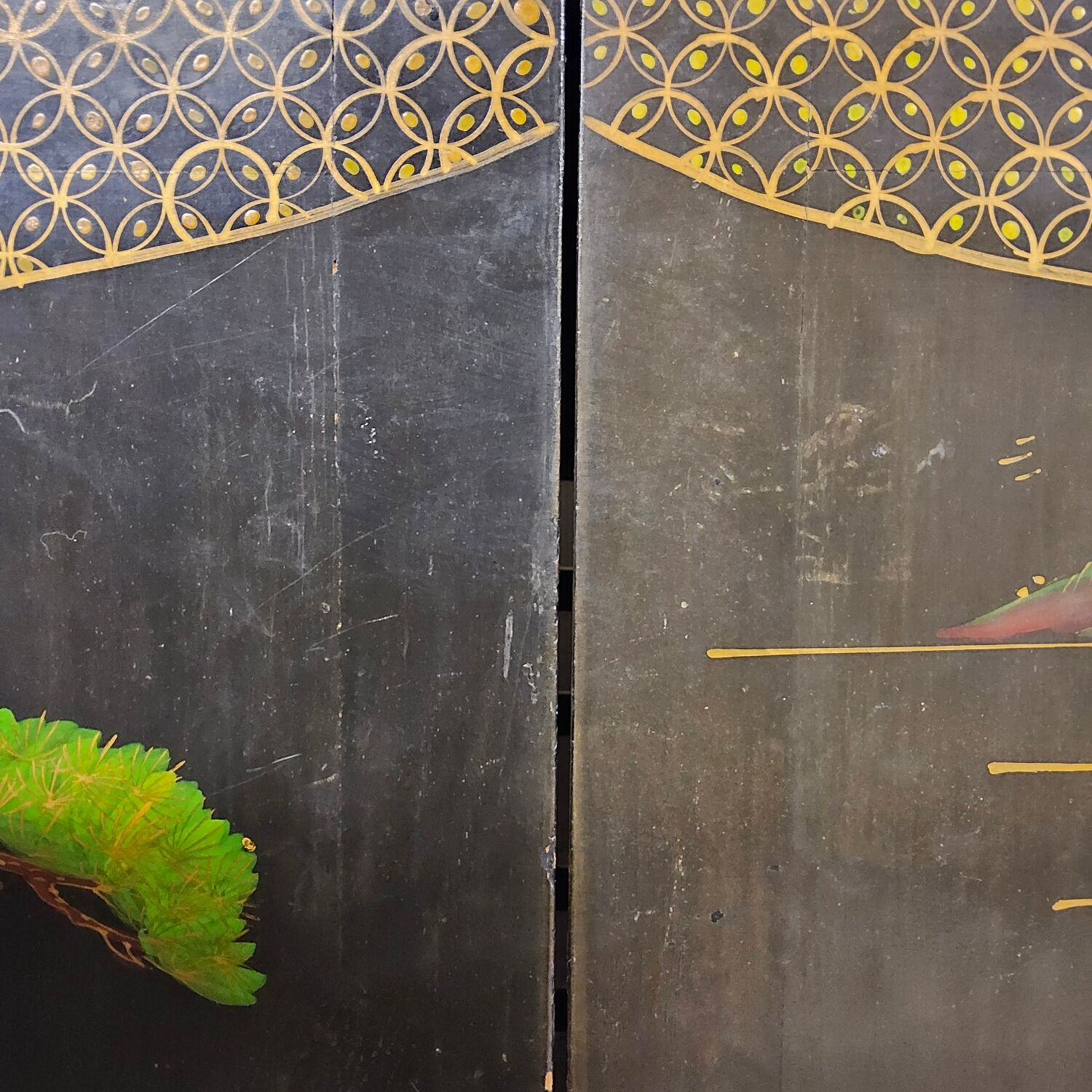 Cabinet chinois vintage noir avec des scènes peintes à la main.