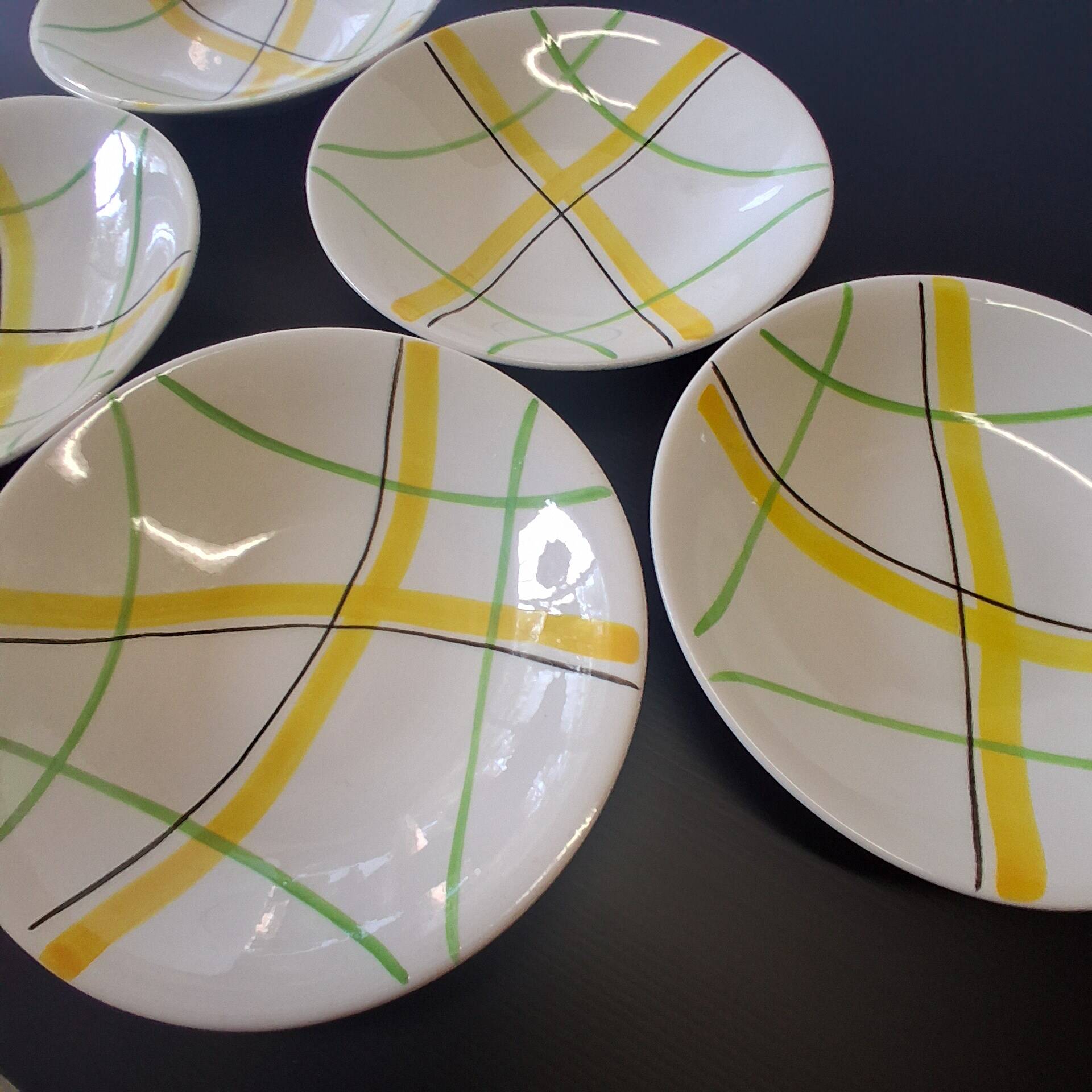 5 deep plates from Gien model "Sarabande" in good condition.