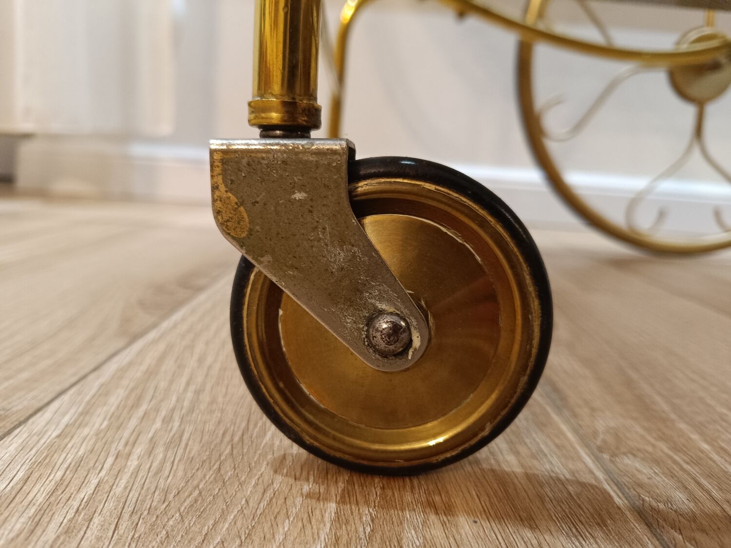 Desserte en laiton et cuivre par Josef Frank pour Svenskt Tenn