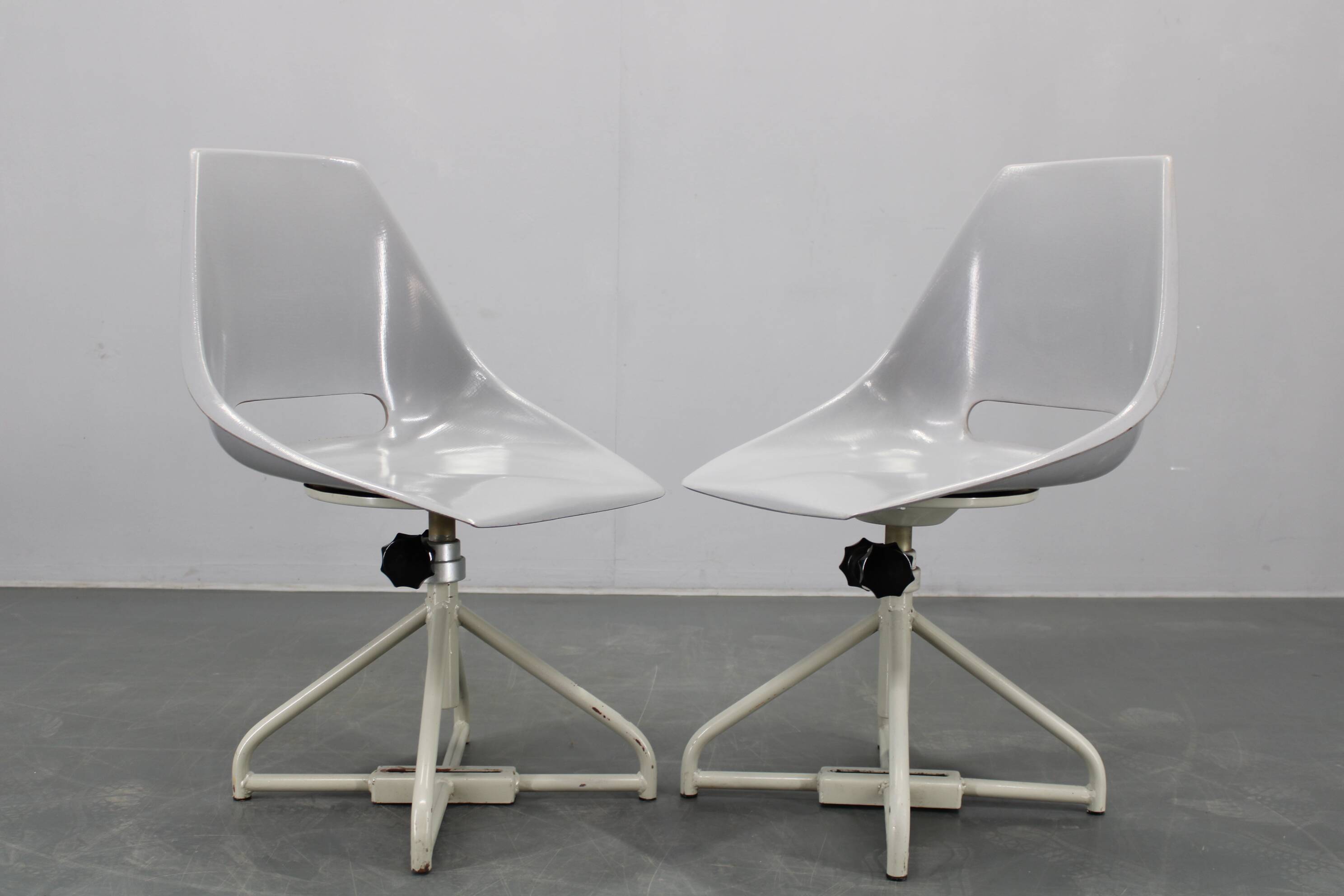 1960s Miroslav Navratil Pair of Fiberglass Chairs for Vertex, Czechoslovaki