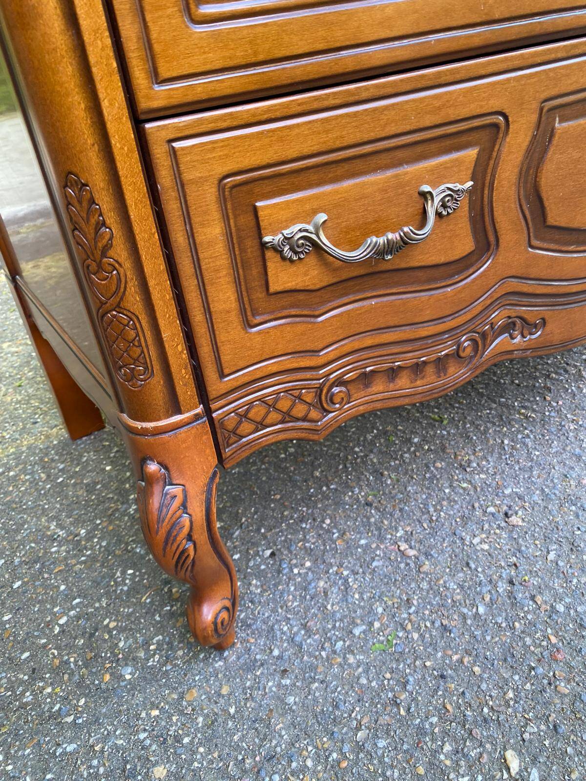 Curved bow commode Louis XV in solid wood and marquetry from the 1960s of the 20th century.