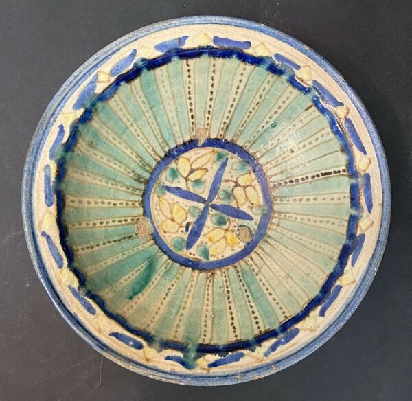 Plat Mokhfia Fès Maroc XVIIIe faïence polychrome à décor de mille pattes
