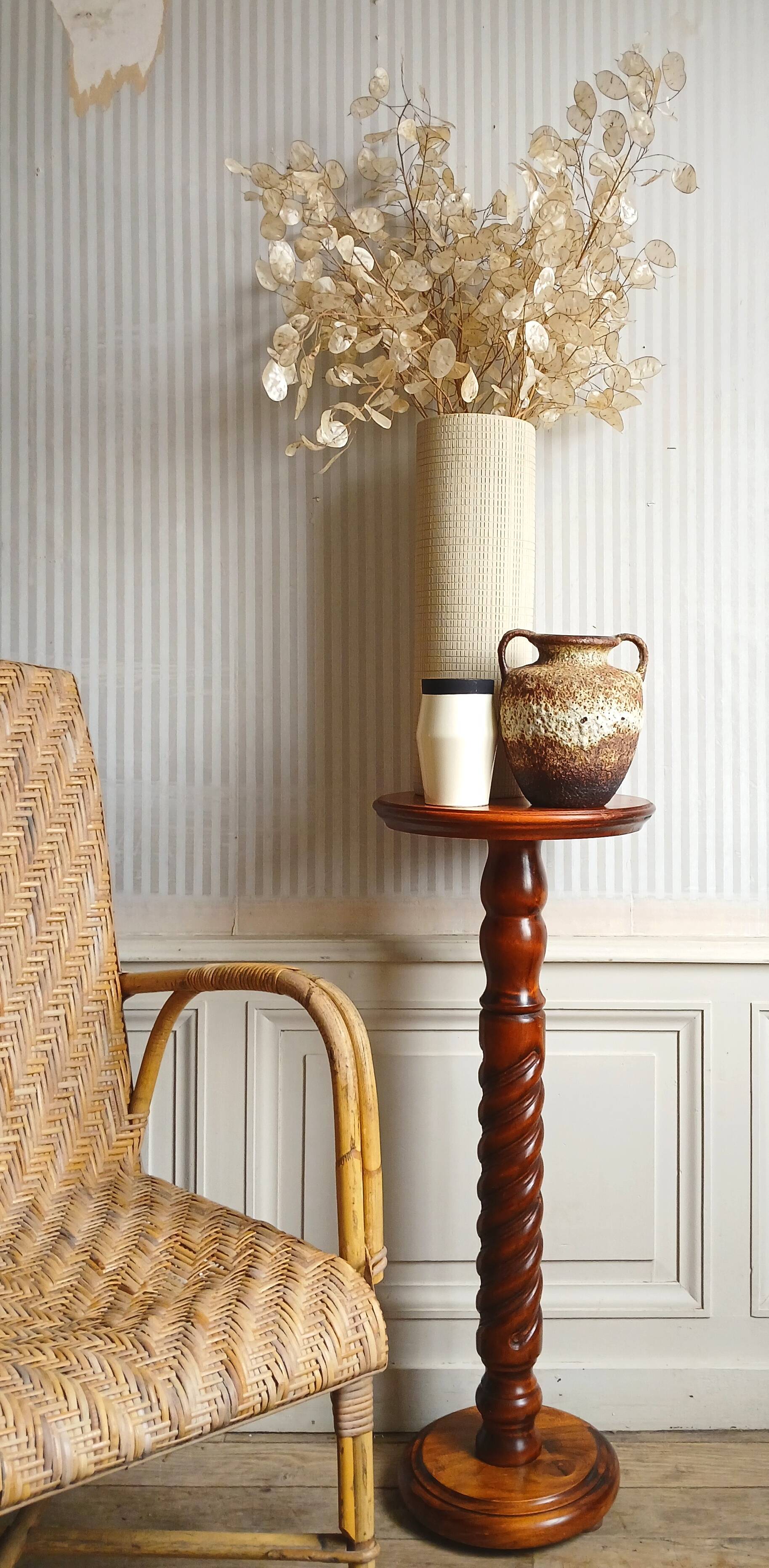 Solid turned wood saddle column