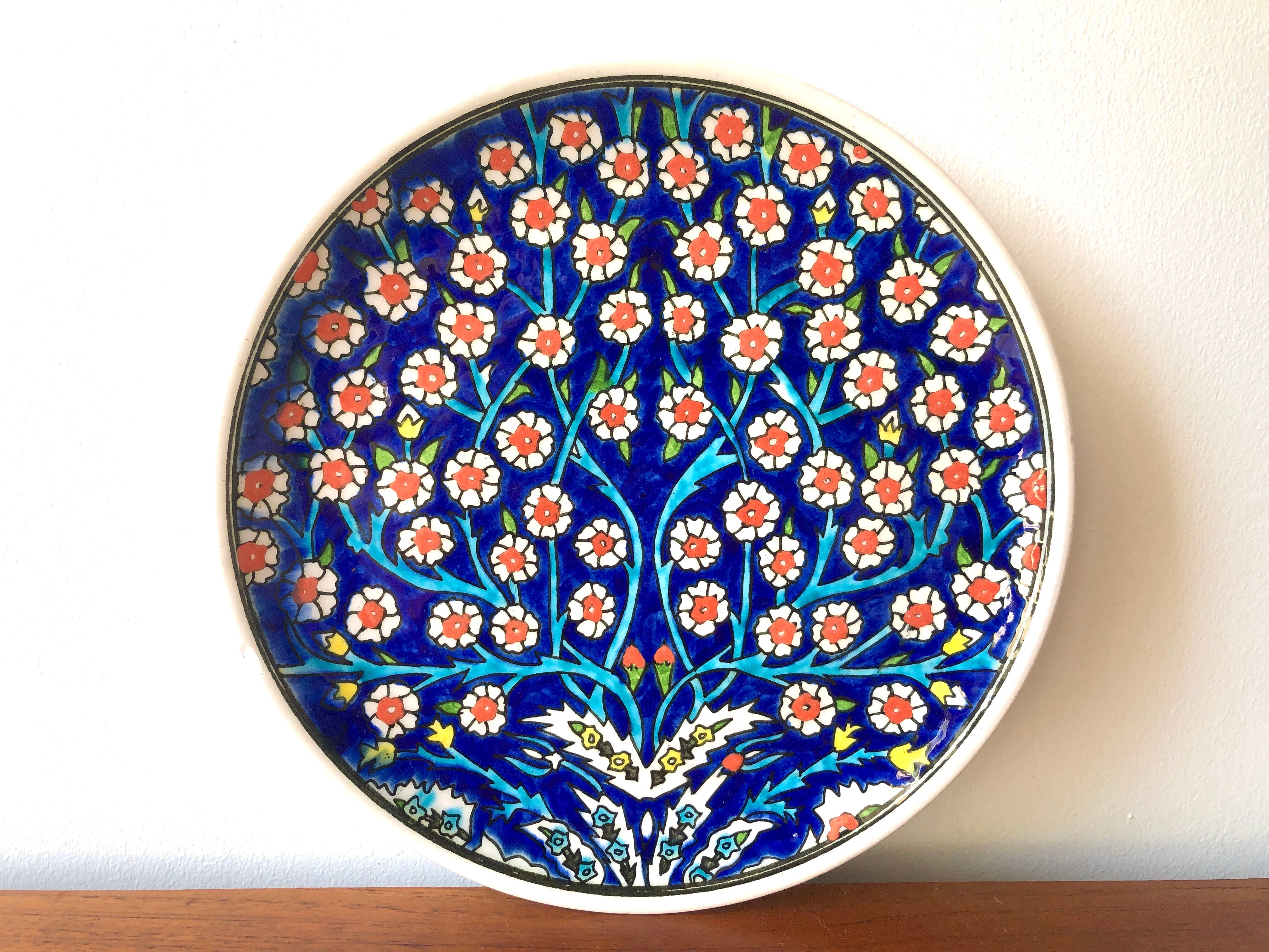 Kutahya collector's plate with Iznik Ottoman motifs