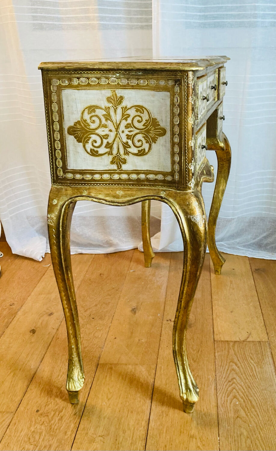Venetian dresser from the 1960s/70s in carved wood with floral motifs.
