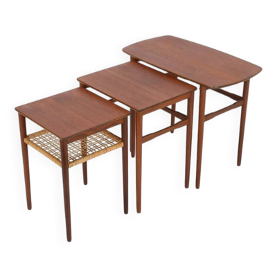 Ensemble rare de trois tables gigognes en teck avec porte-revues en osier / tables d'appoint / design danois moderne du milieu du siècle / années 1950 / 1960