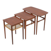 Ensemble rare de trois tables gigognes en teck avec porte-revues en osier / tables d'appoint / design danois moderne du milieu du siècle / années 1950 / 1960