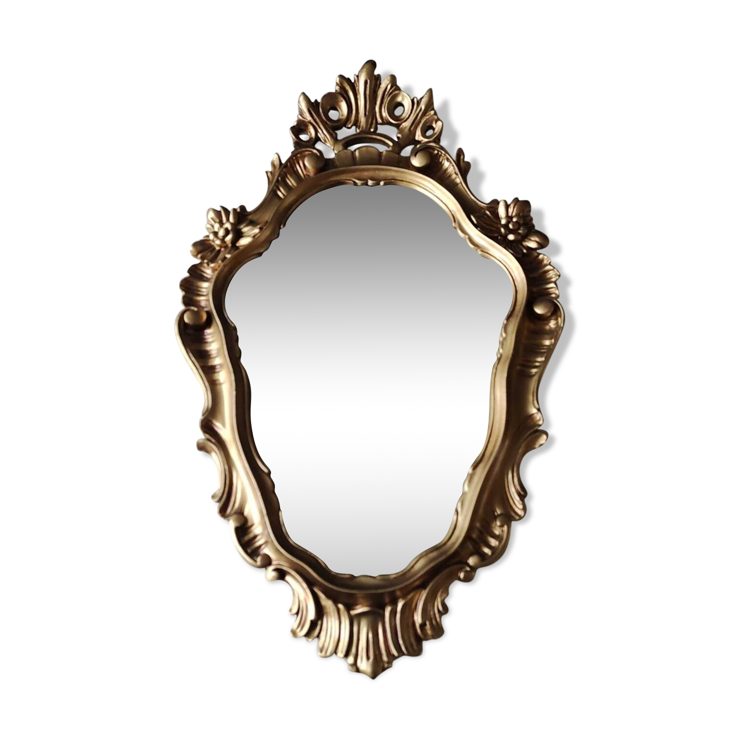 Miroir style Baroque/Rocaille. Motifs floraux, coquilles et volutes. En polyrésine à patine dorée