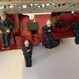 Vebe fire truck in sheet metal with 4 firefighters from 1950, good condition