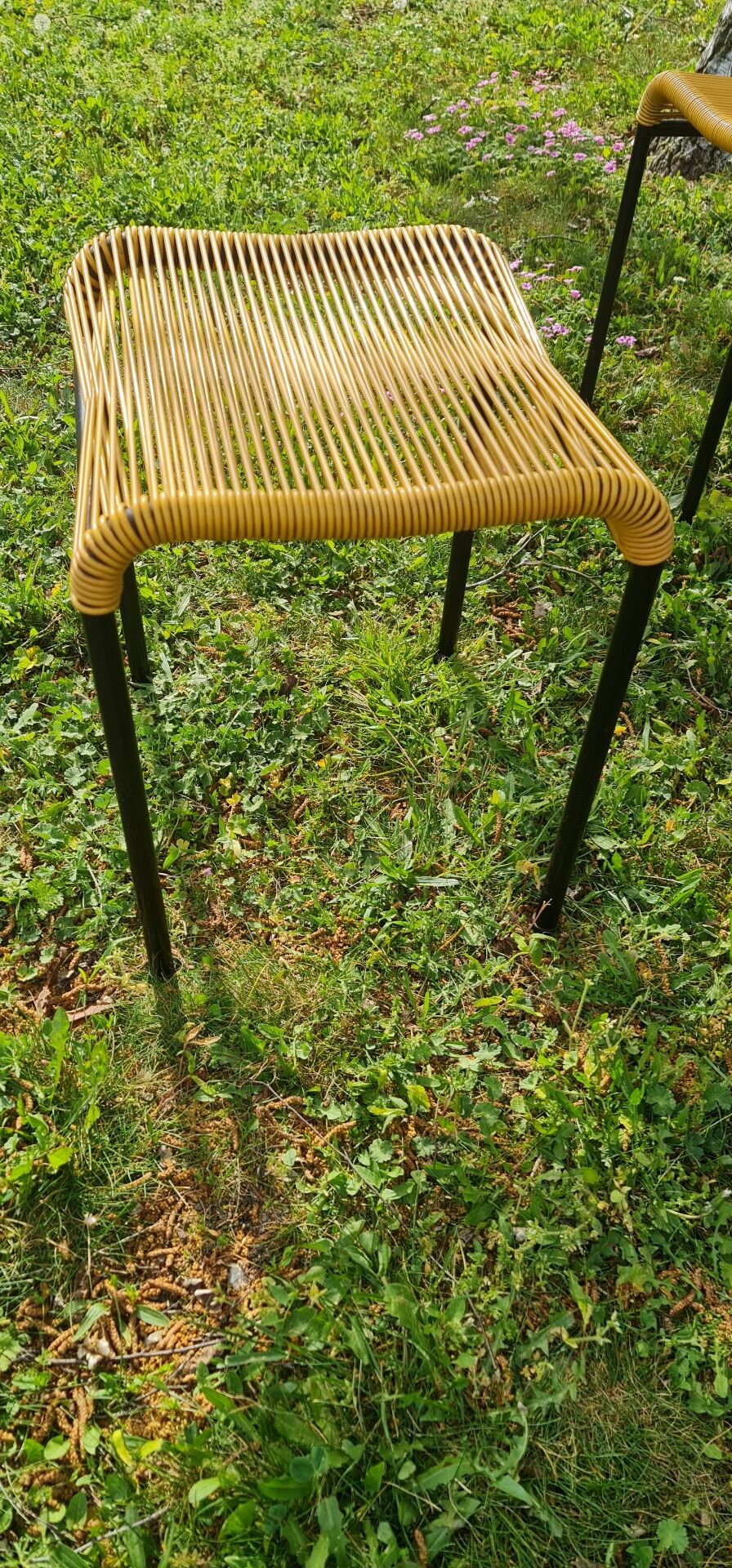 Salon de jardin comprenant table basse ronde en scoubidou et 4 tabourets assortis