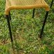 Salon de jardin comprenant table basse ronde en scoubidou et 4 tabourets assortis