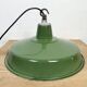 Lampe à suspension industrielle en émail vert, années 1960