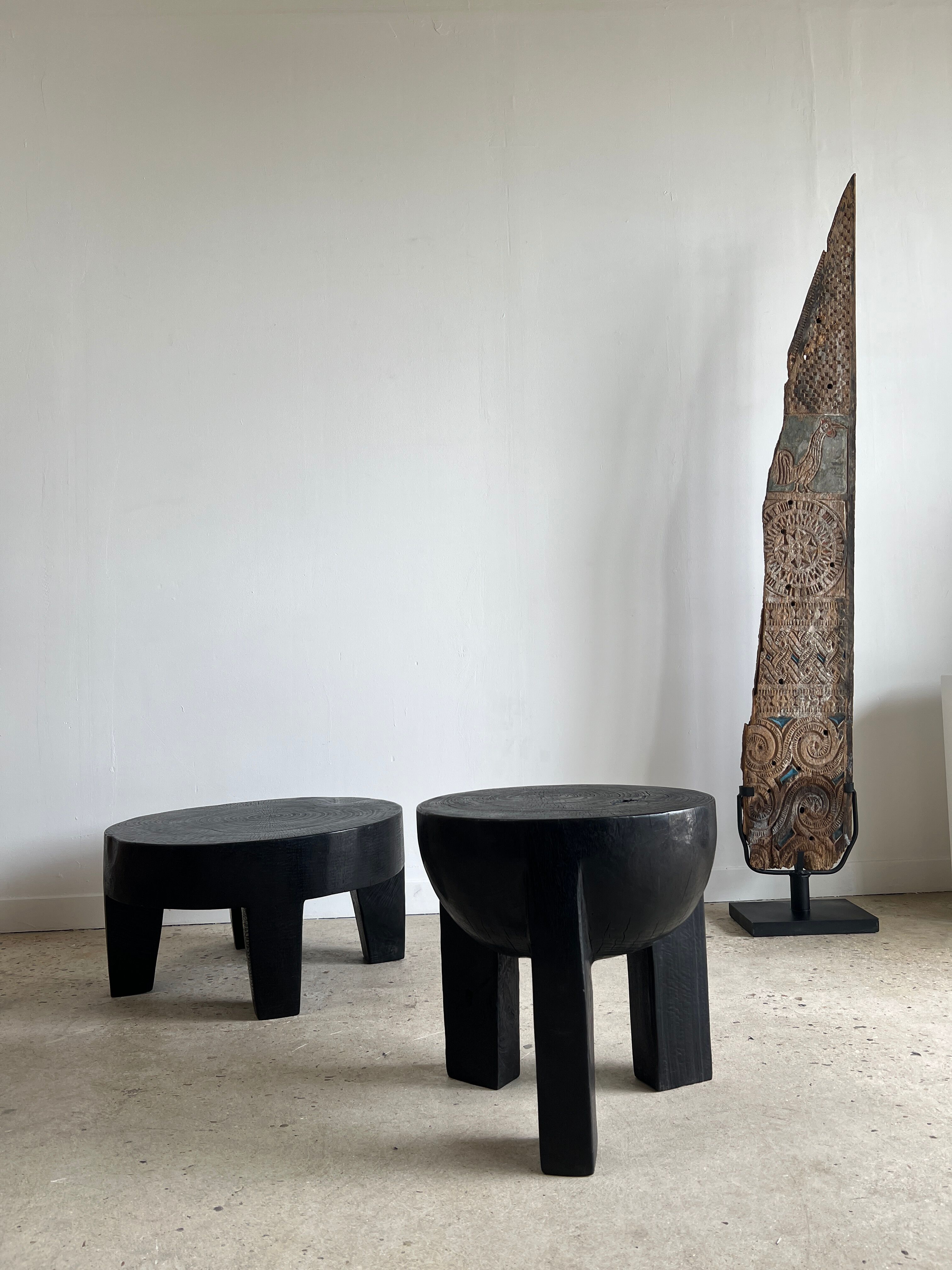 Black mango wood tripod side table with a semi-spherical top, height: 45 cm, diameter: 44 cm.