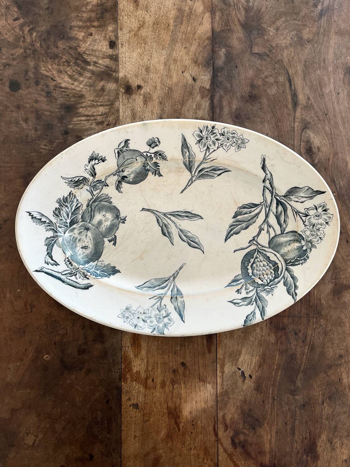 Plat ovale décor fruits en terre de fer de Grigny