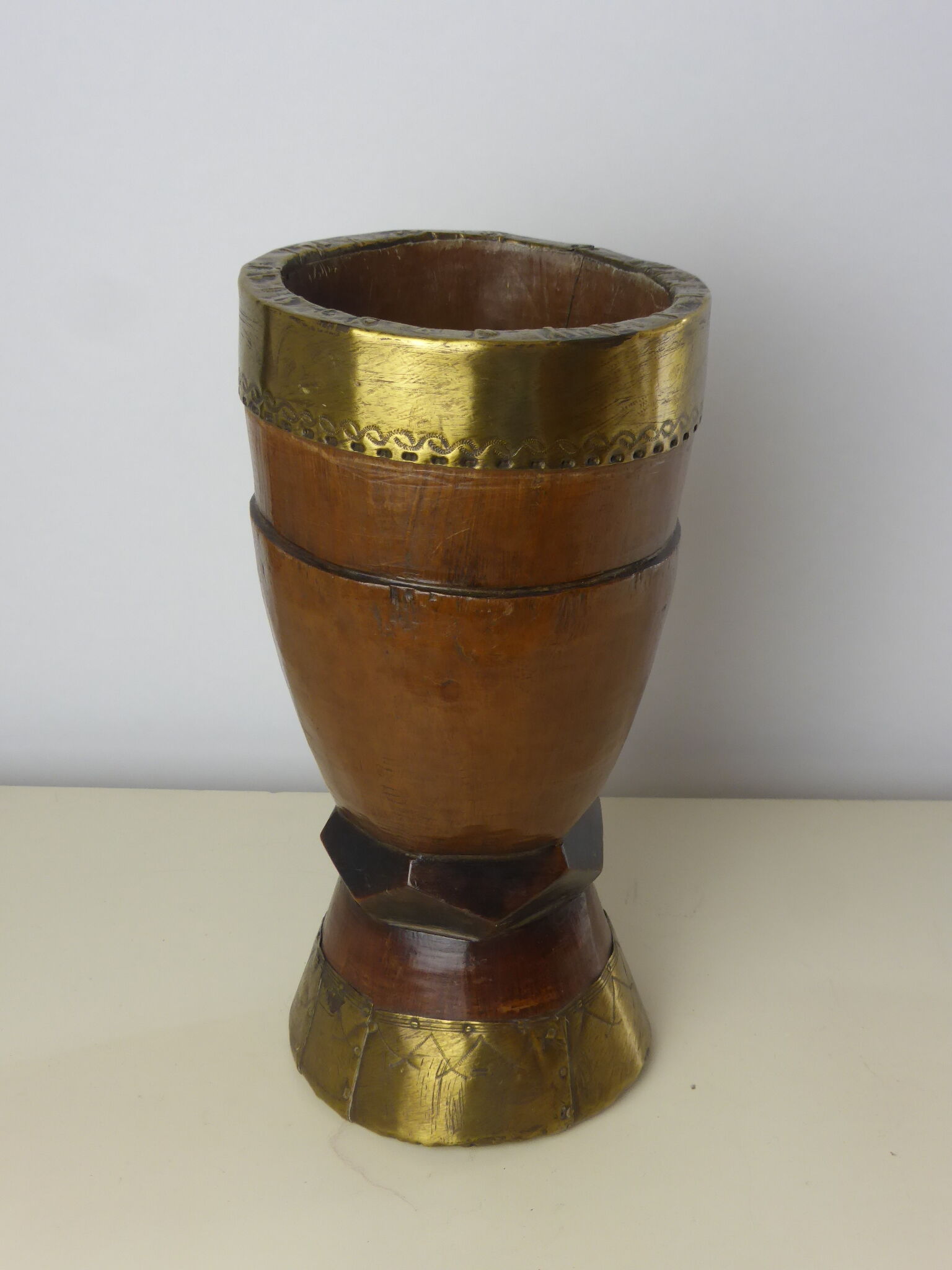Mortier en bois sculpté orné de cerclages de laiton gravé de motifs stylisés-Bénin déb.20è
