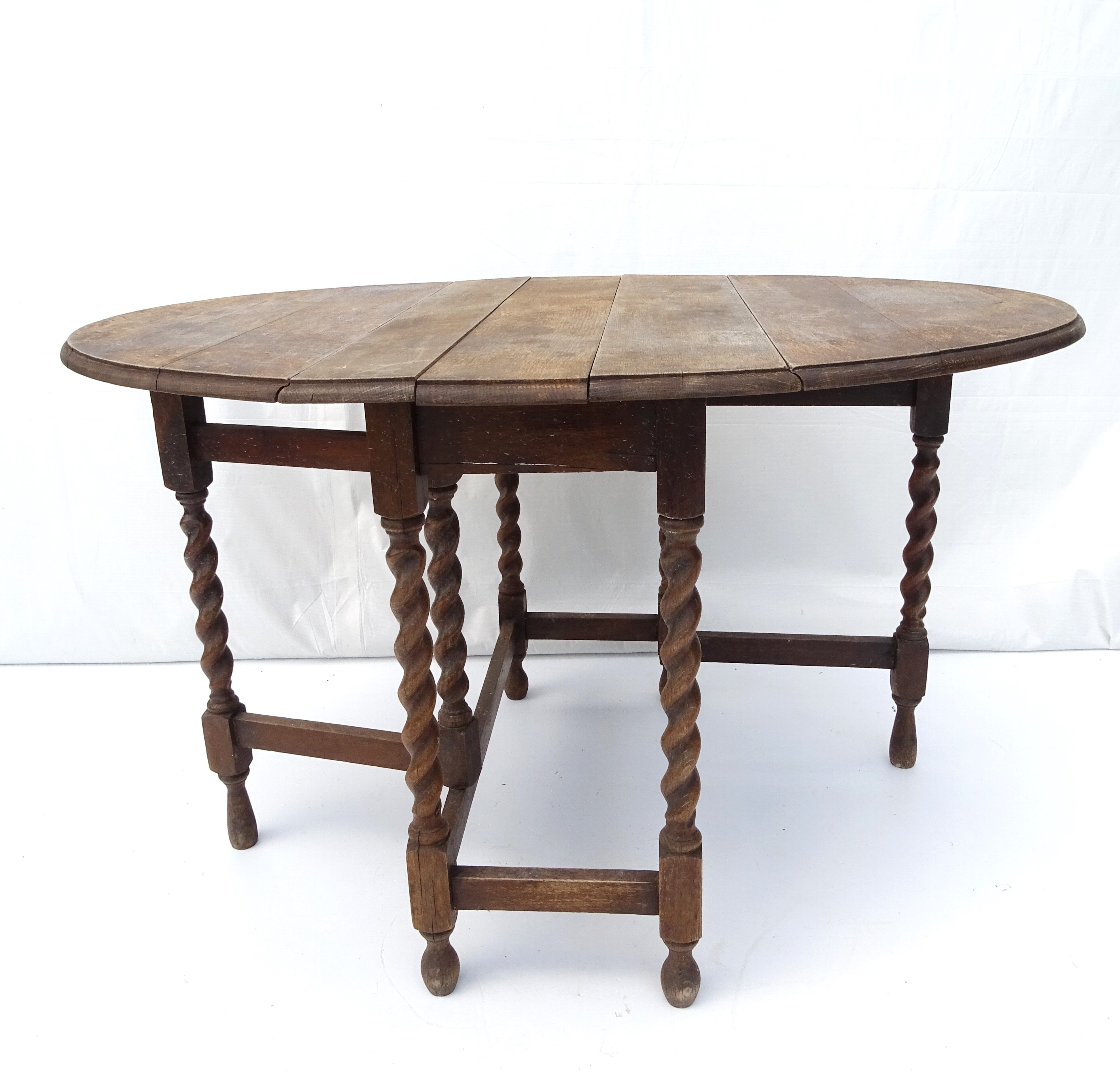 Table get leg in waxed oak.