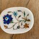 Boite en albâtre blanc et décor floral incrusté