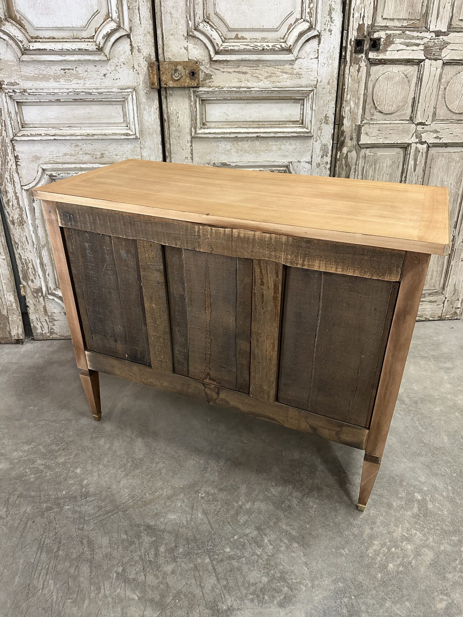 Commode Louis XVI en merisier clair vers 1970