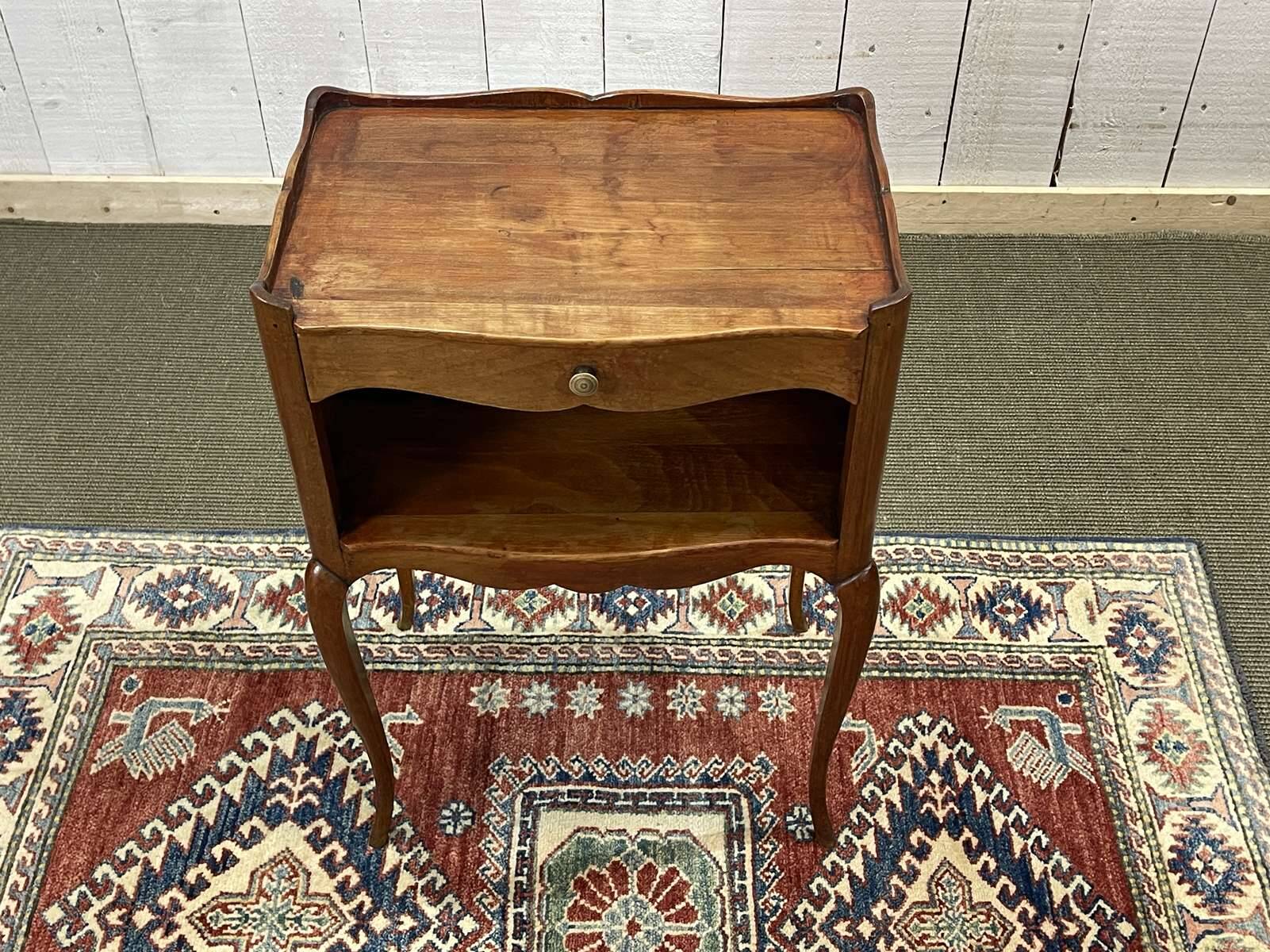 Table de nuit en merisier de style Louis XV des années 50