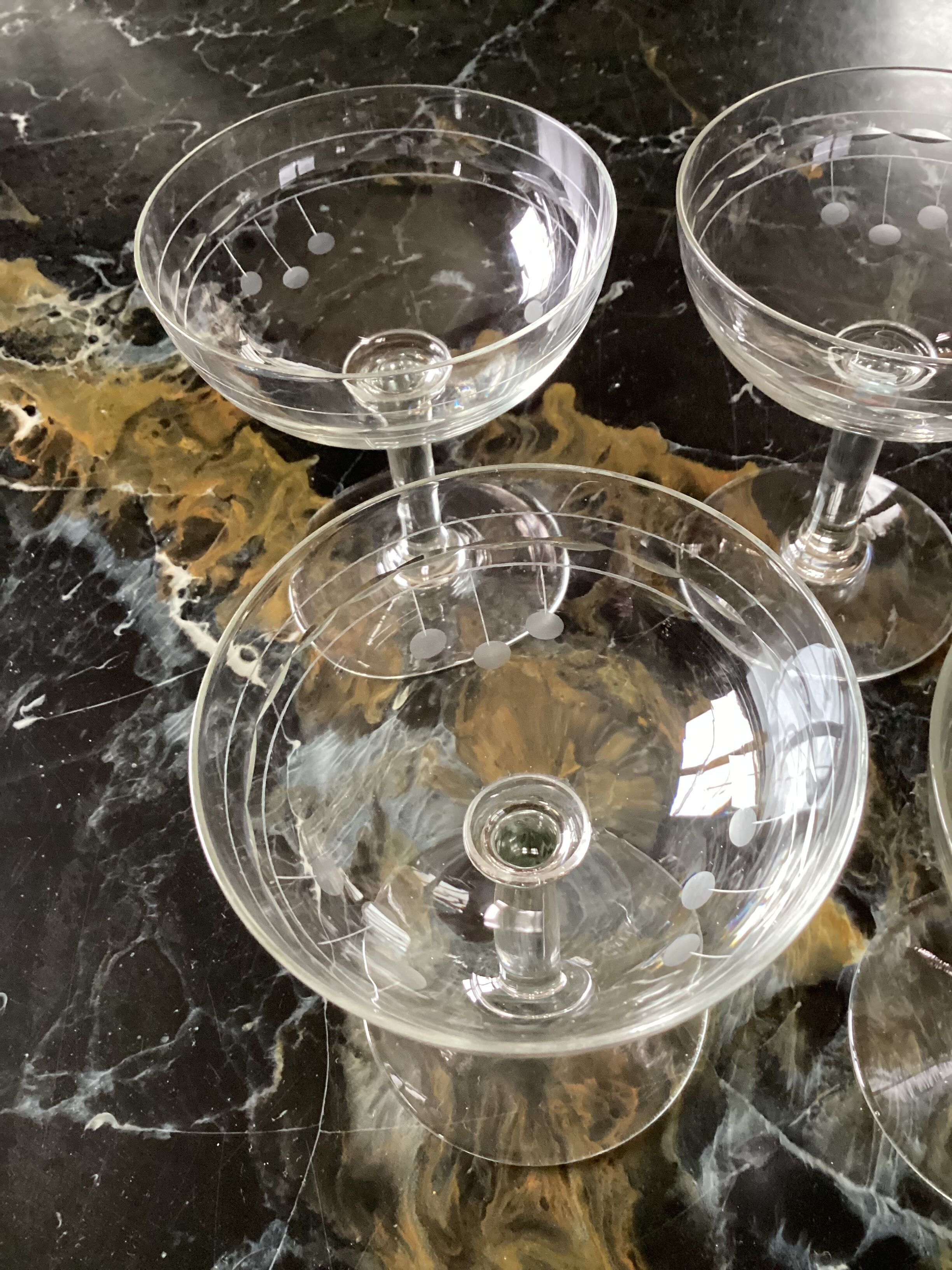 Lot de cinq coupes à champagne gravé vintage