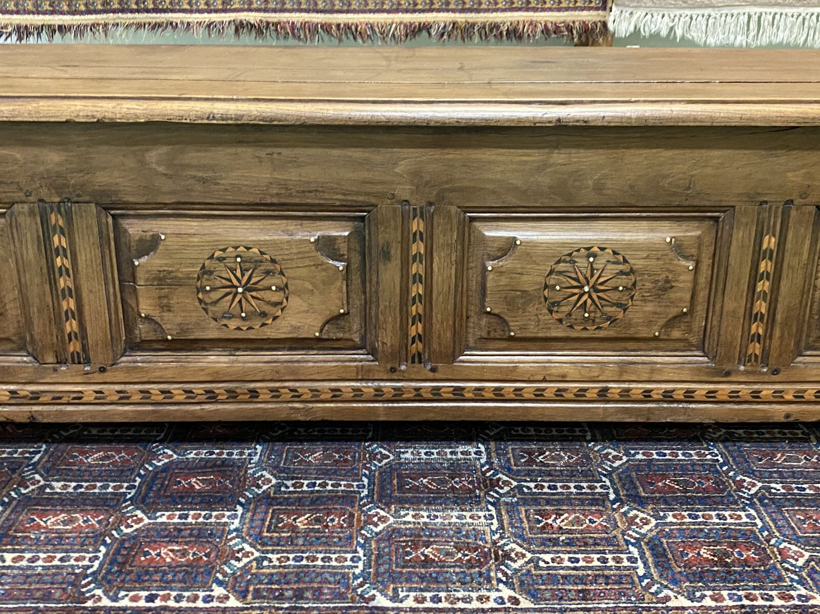 Banc coffre breton en châtaigner et marqueterie XIXème