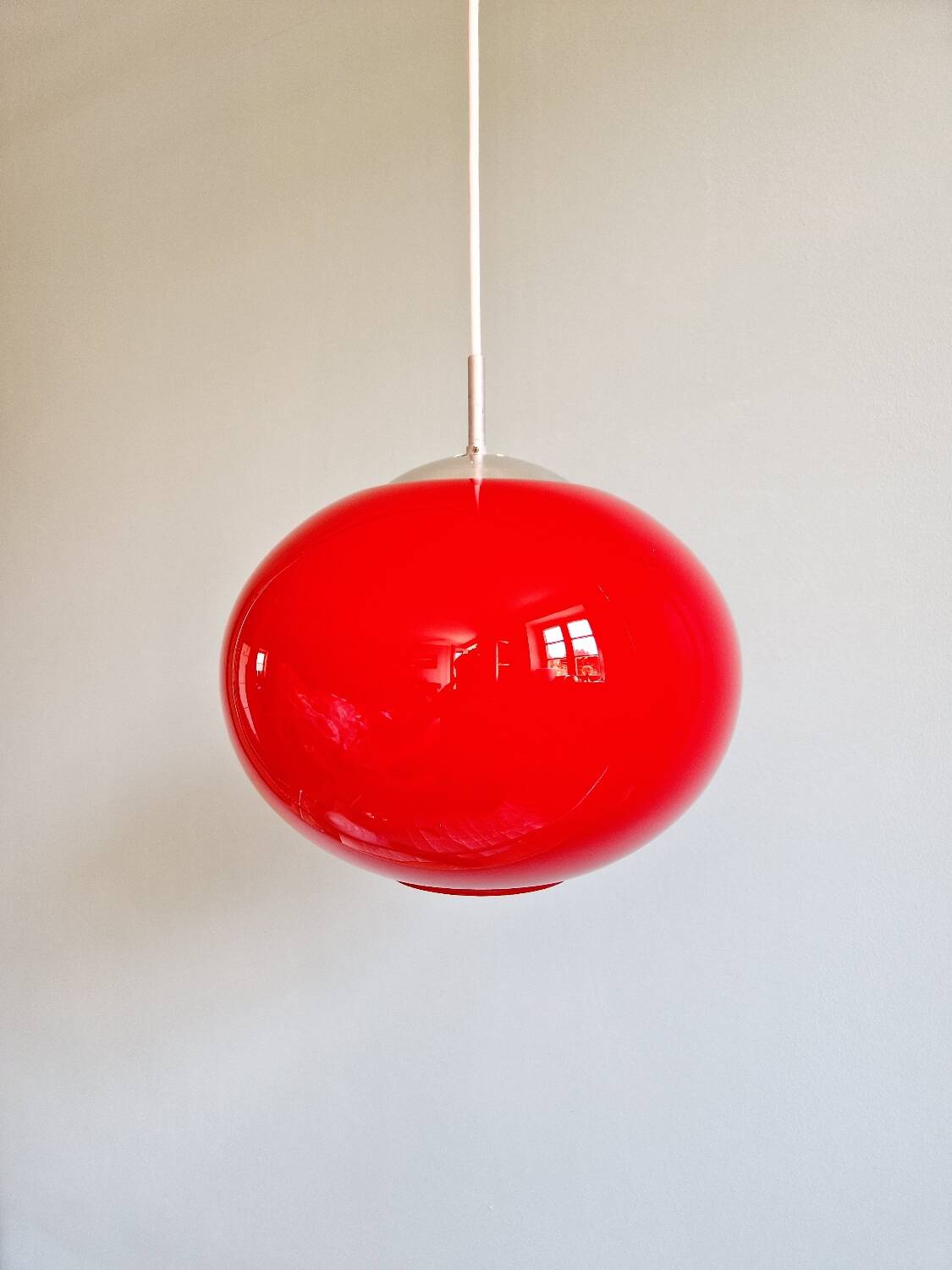 Grande suspension Space Age en opaline rouge, années 1960-70
