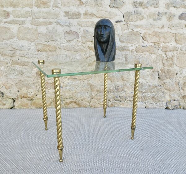 Bout de canapé, en verre et pieds torsadés en métal doré