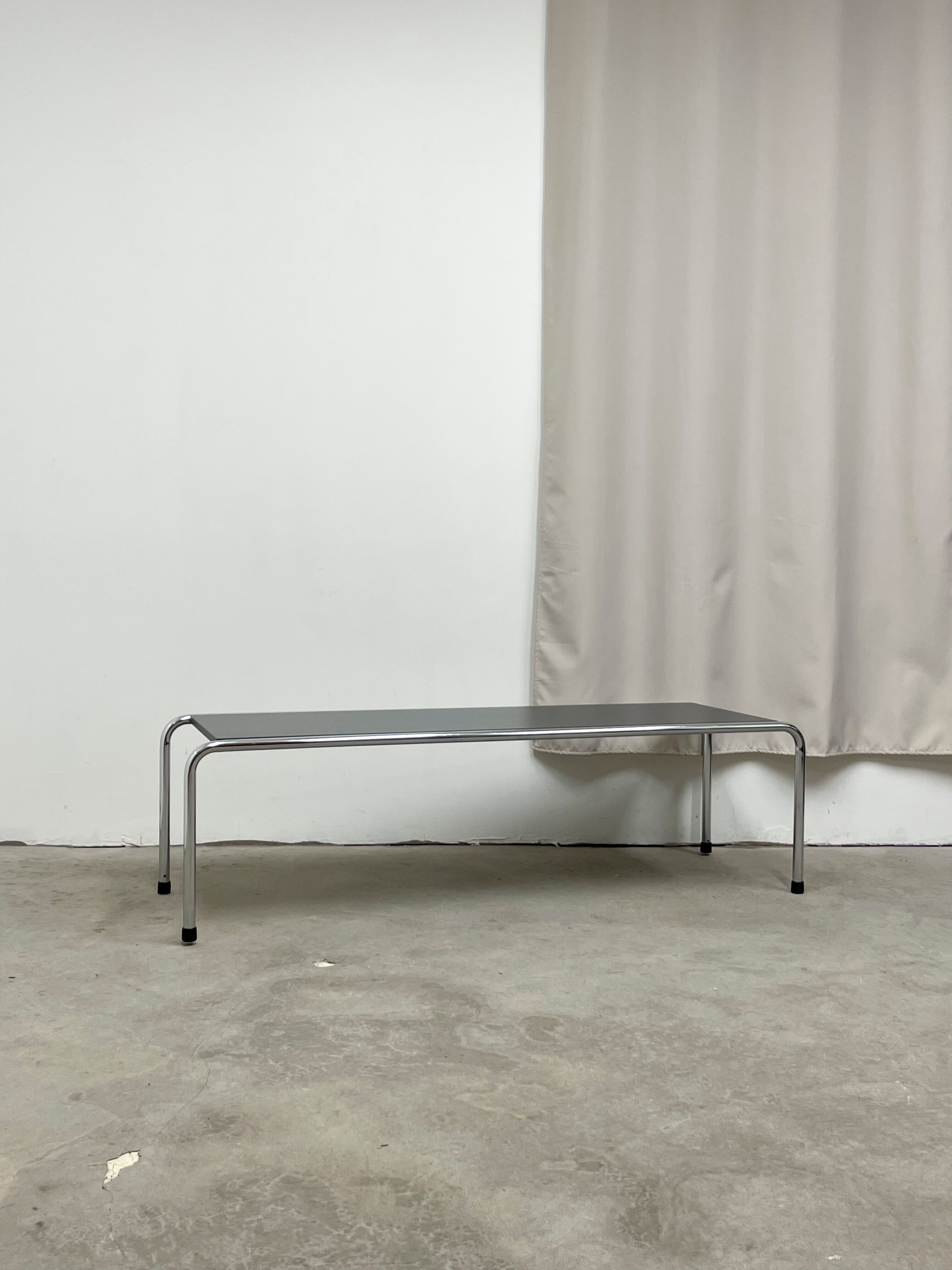 Table basse en métal chromé et mélaminé gris