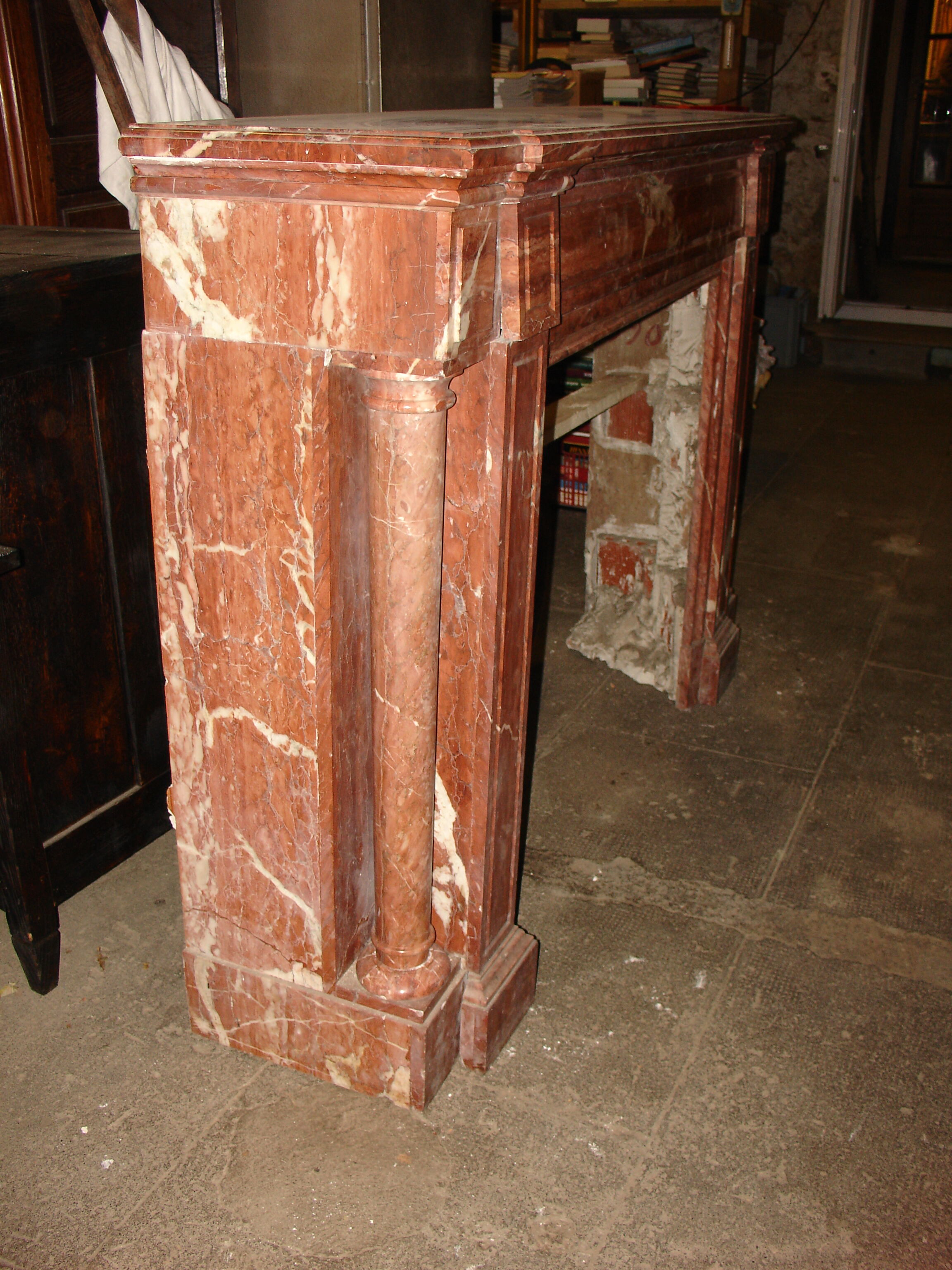 Fireplace columns in red marble of Languedoc and dating from the end of the XIX century