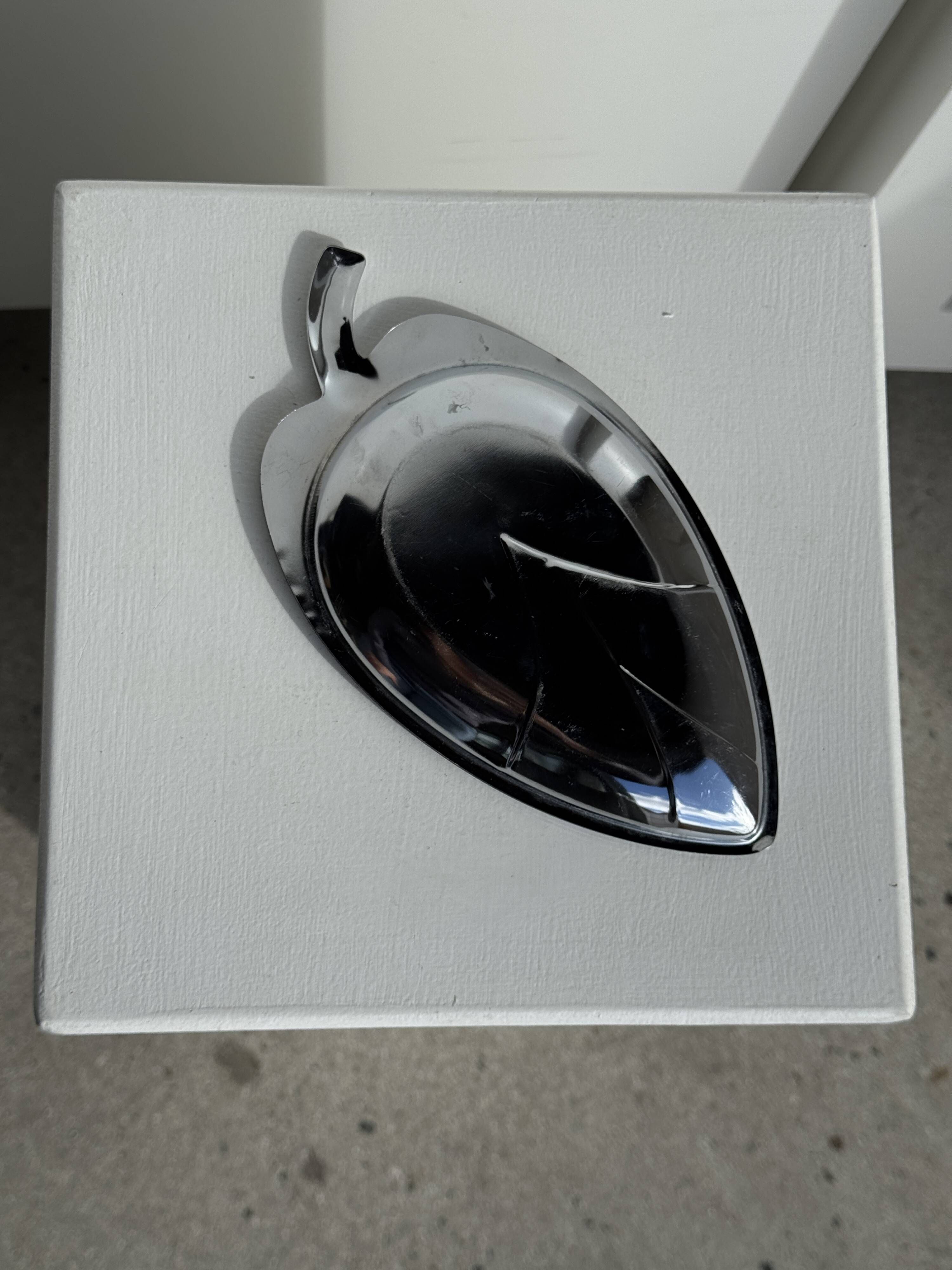 Pair of silver-plated bowls in the shape of a stylised leaf 11.5x22