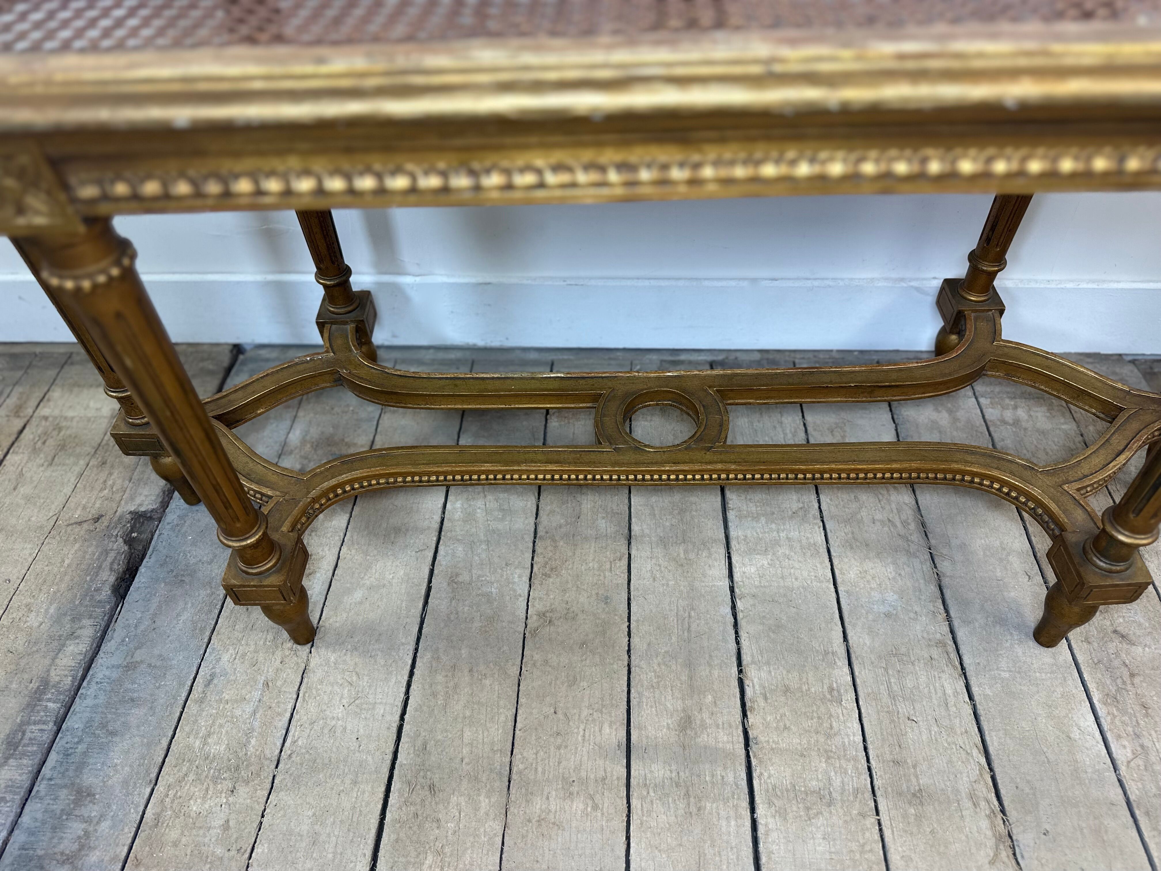 Banquette cannée dorée de style Louis XV