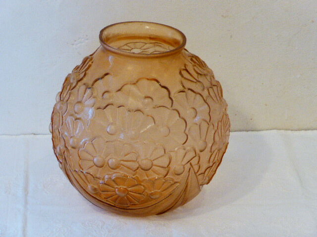 Vase boule en verre depoli rose, fleurs en relief, art deco
