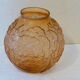 Vase boule en verre depoli rose, fleurs en relief, art deco