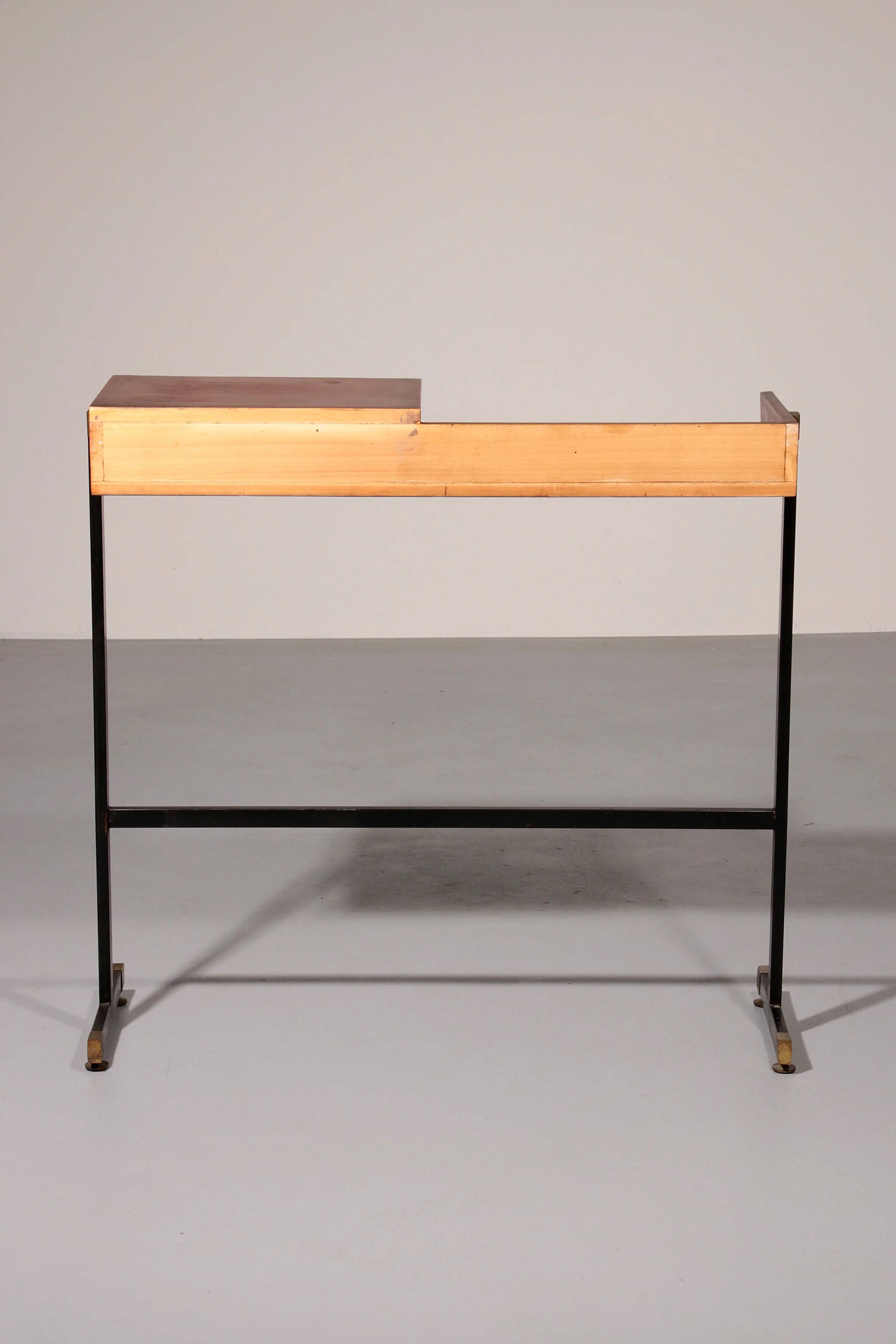 Rare console / table d'écriture italienne moderne du milieu du siècle par Ico Parisi.
