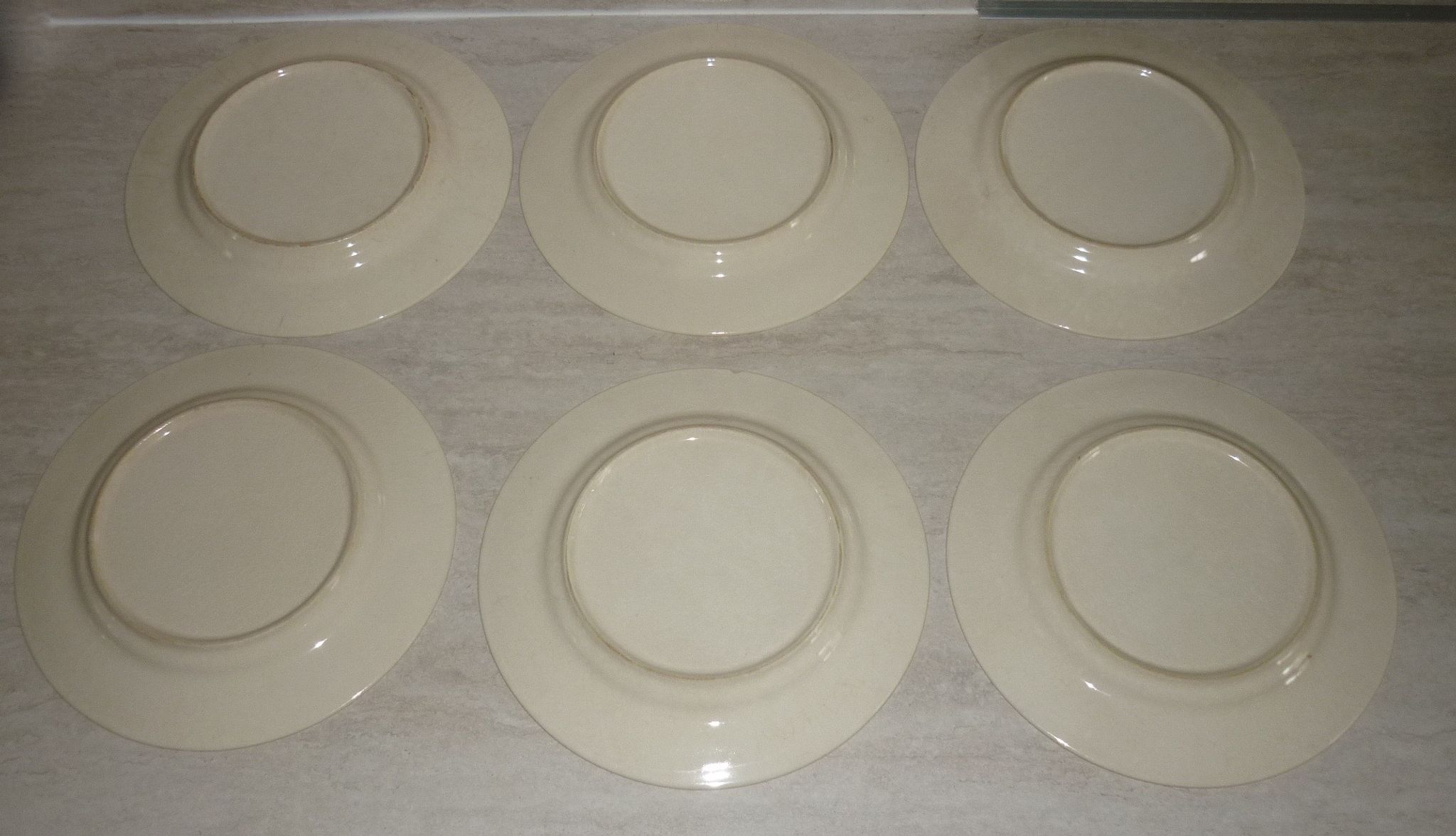 Set of 6 old flat plates in beige and red earthenware