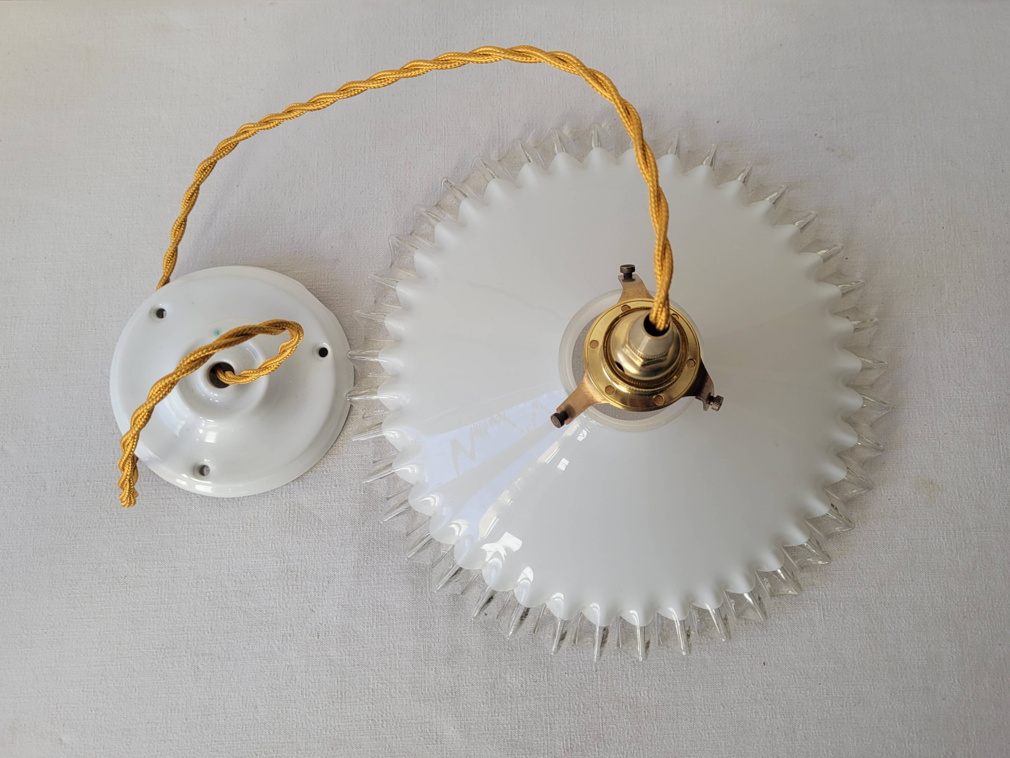Pendant in serrated opaline