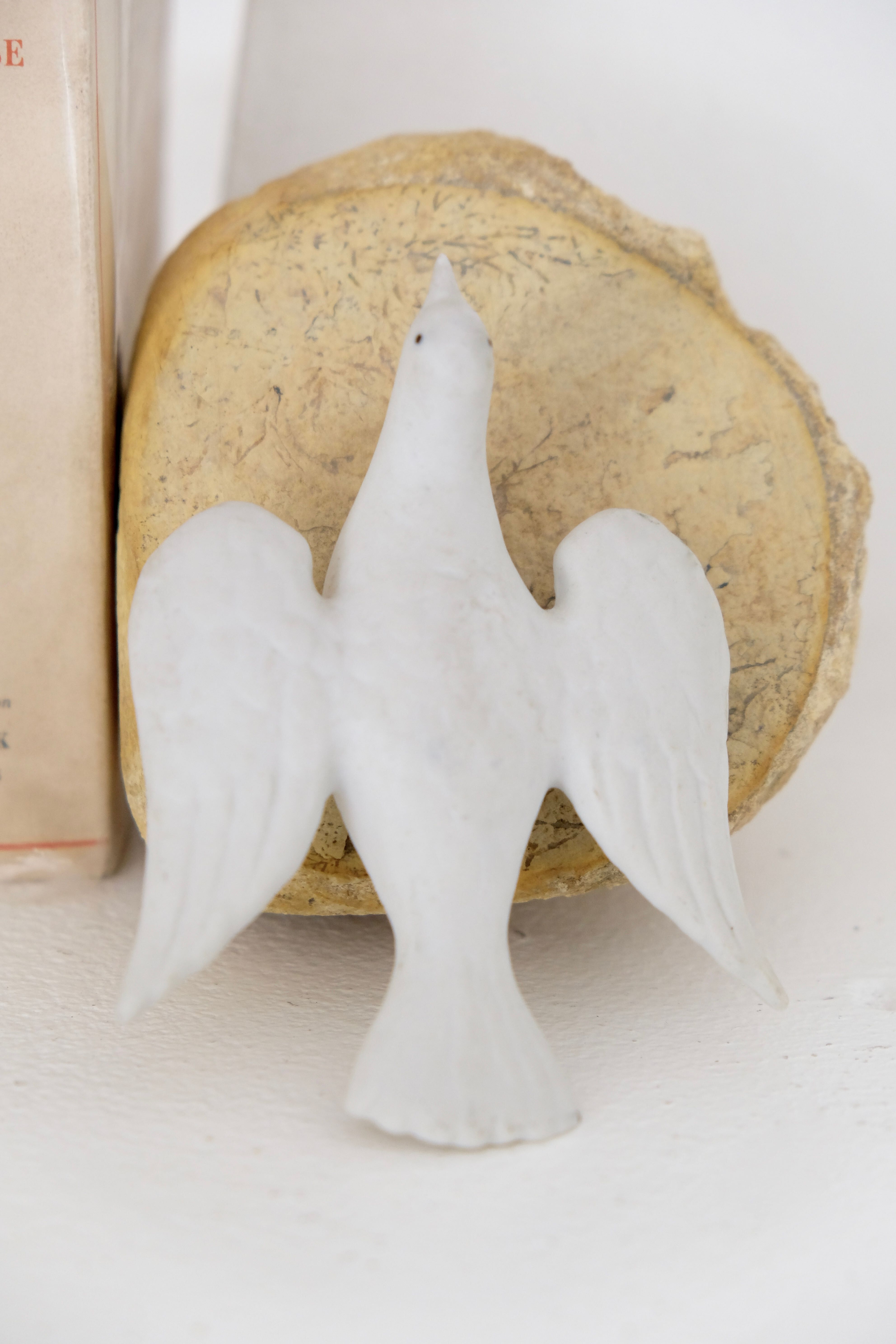 Colombe blanche ancienne en biscuit de porcelaine Limoges années 50