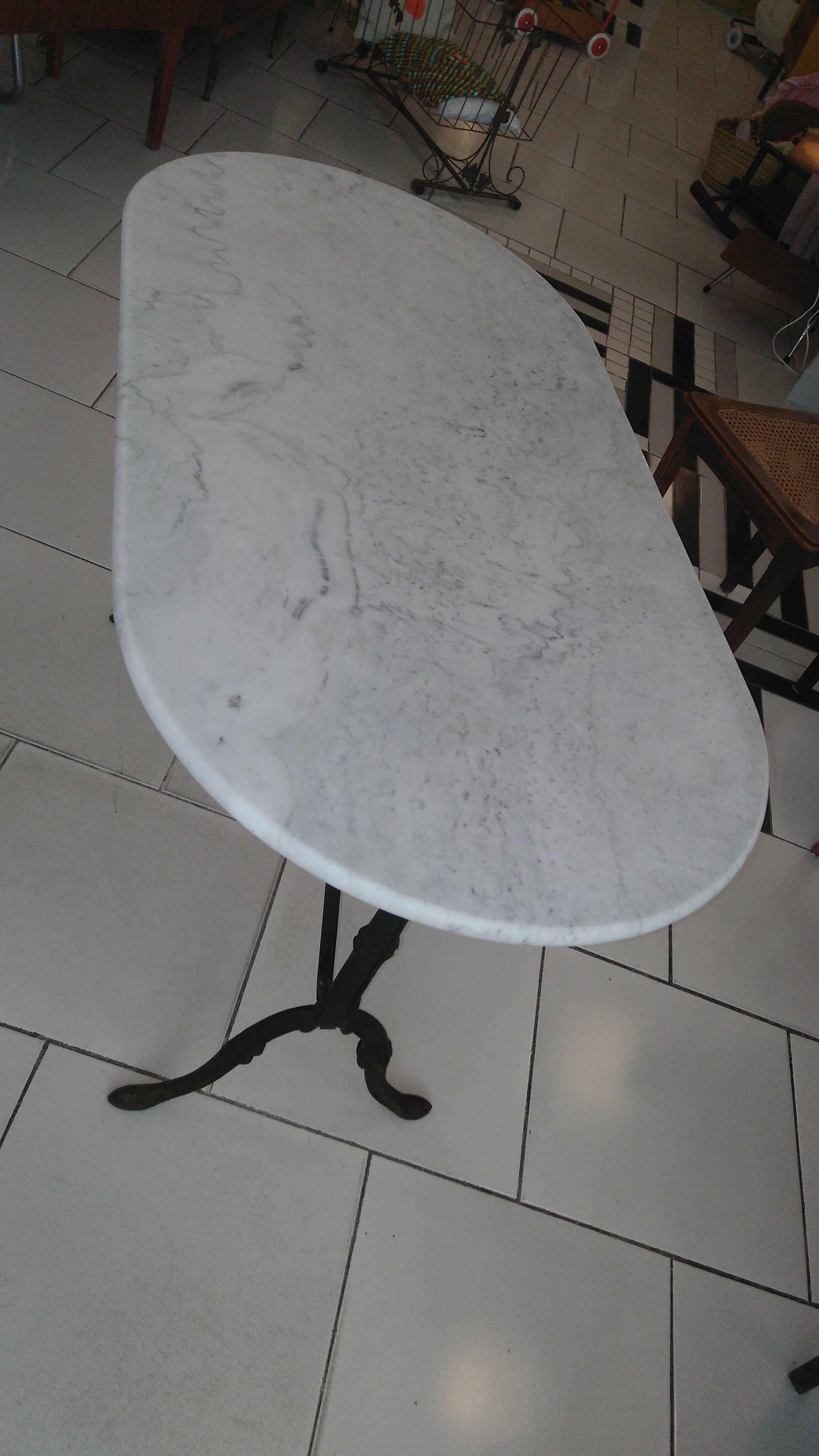 Bistro oval marble table