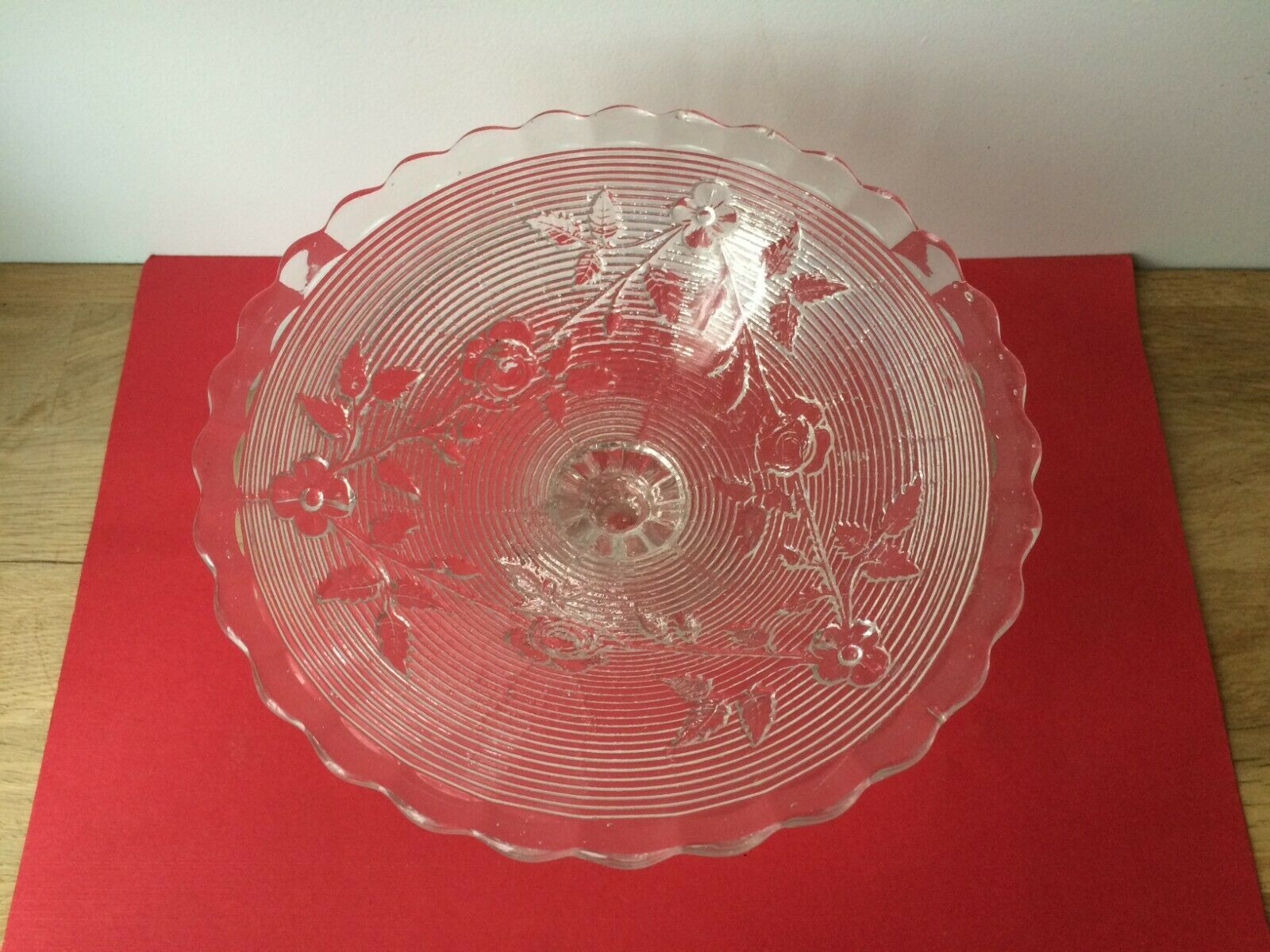 Cut on foot in molded glass