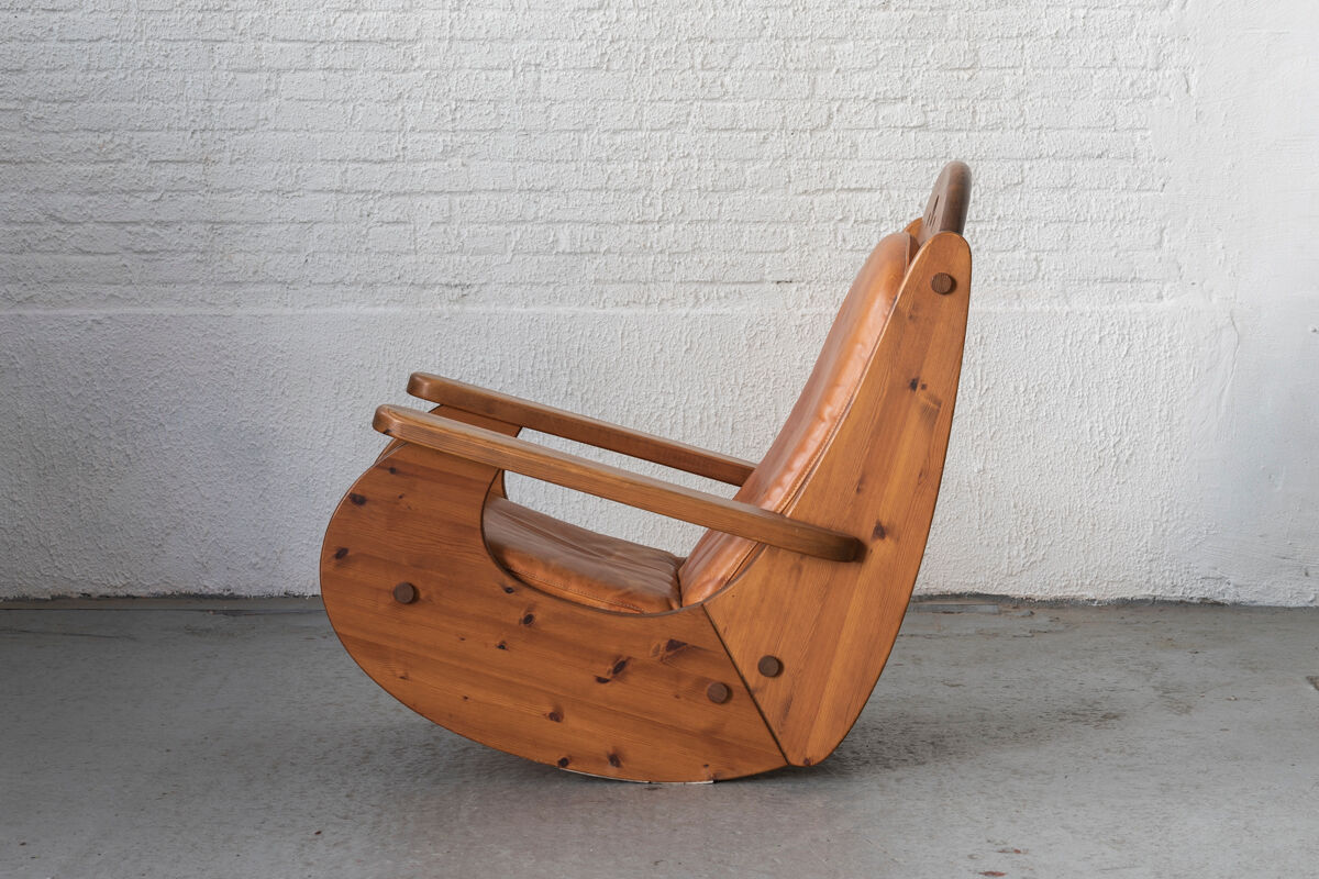 Brutalist rocking chair in pine wood and cognac leather, 1970’s