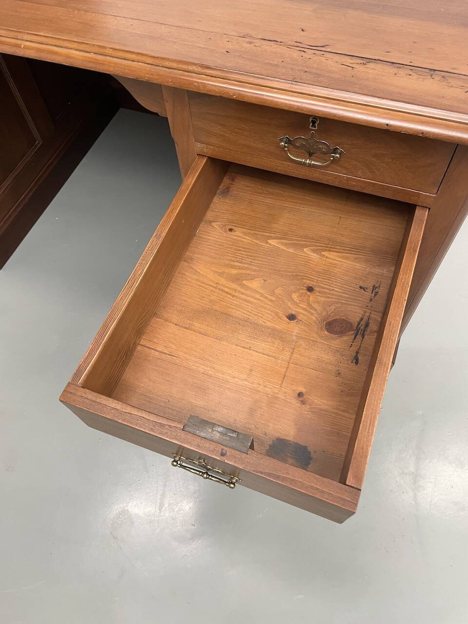 Comptoir ou bureau en noyer années 50