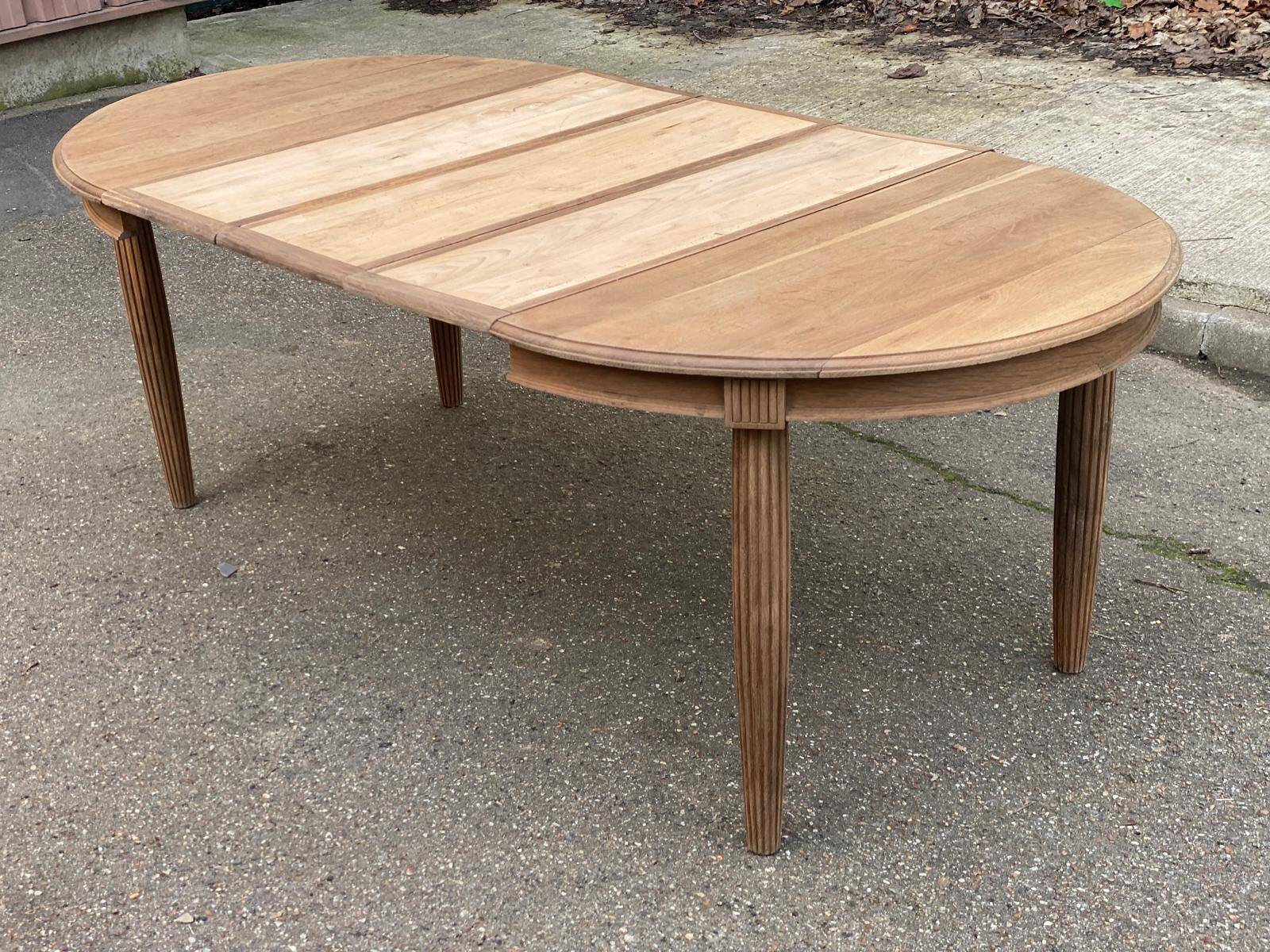 Renovated round Art Deco dining table, extendable, made of solid oak, 210cm.