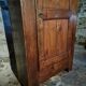 Armoire ancienne – bonnetière française du XVIIIe siècle en châtaignier avec serrure et clé d'origine